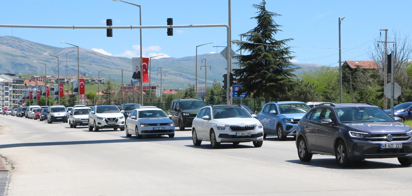 Tatil dönüşü Afyonkarahisar yolunda uzun araç kuyrukları oluştu