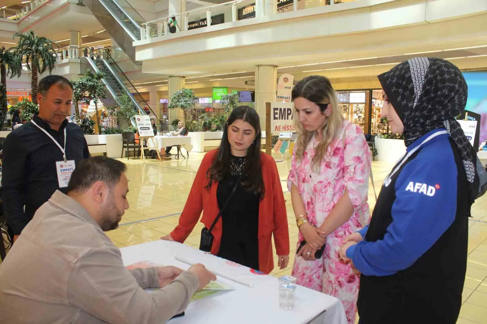 KAYSERİ AFAD İL MÜDÜRLÜĞÜ ÖNCÜLÜĞÜNDE ENGELLİLER HAFTASI DOLAYISIYLA OLUŞTURULAN EMPATİ İSTASYONU'NDA KURULAN PARKURLARDA VATANDAŞLAR, ENGELLİLERİN YAŞADIĞI ZORLUKLARI YAŞAYARAK ÖĞRENDİ.