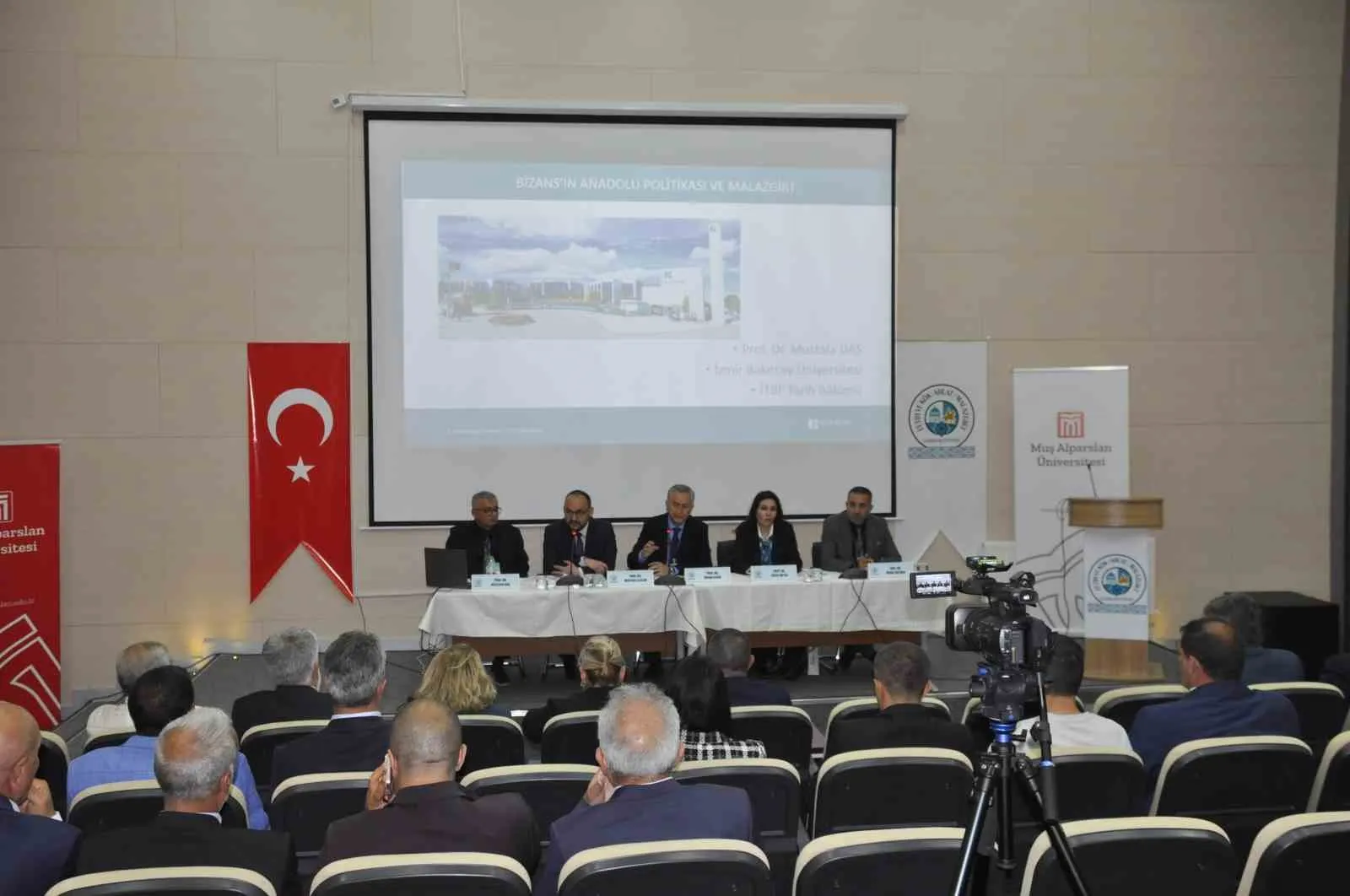 MALAZGİRT İLÇESİNDE DÜZENLENEN SEMPOZYUMDA, MALAZGİRT RUHU VE TÜRK MİLLETİNİN HAFIZA MEKÂNLARI KAPSAMLI ŞEKİLDE ELE ALINDI.