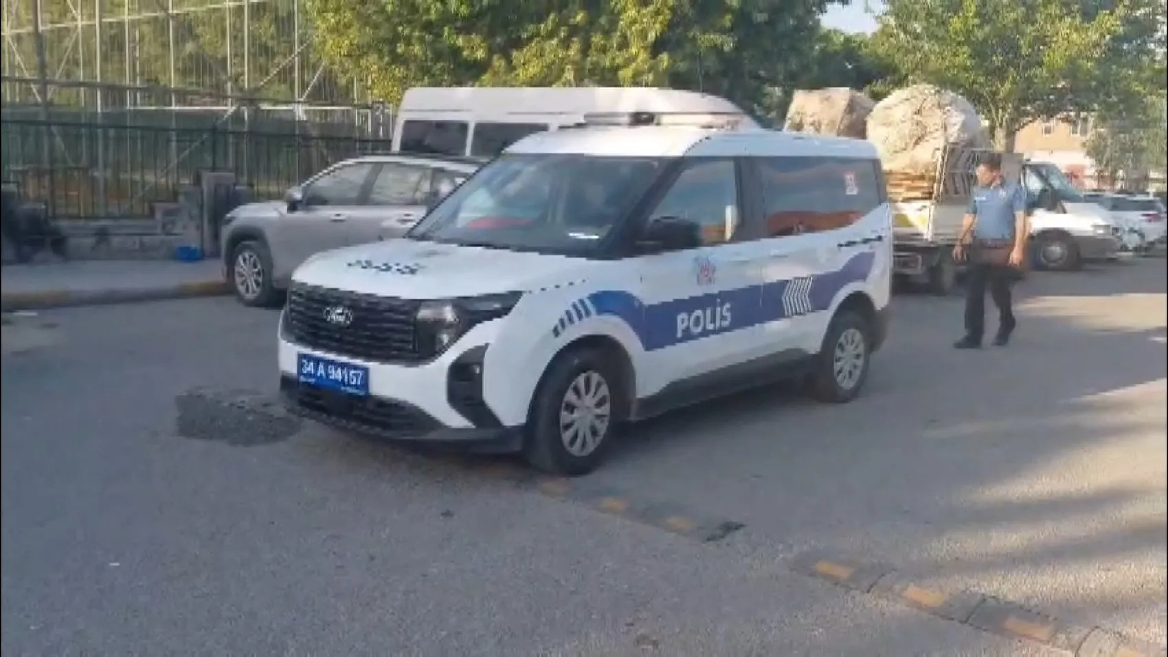 Pendik’te kaldırım mangalı yapanlara polis müdahalesi