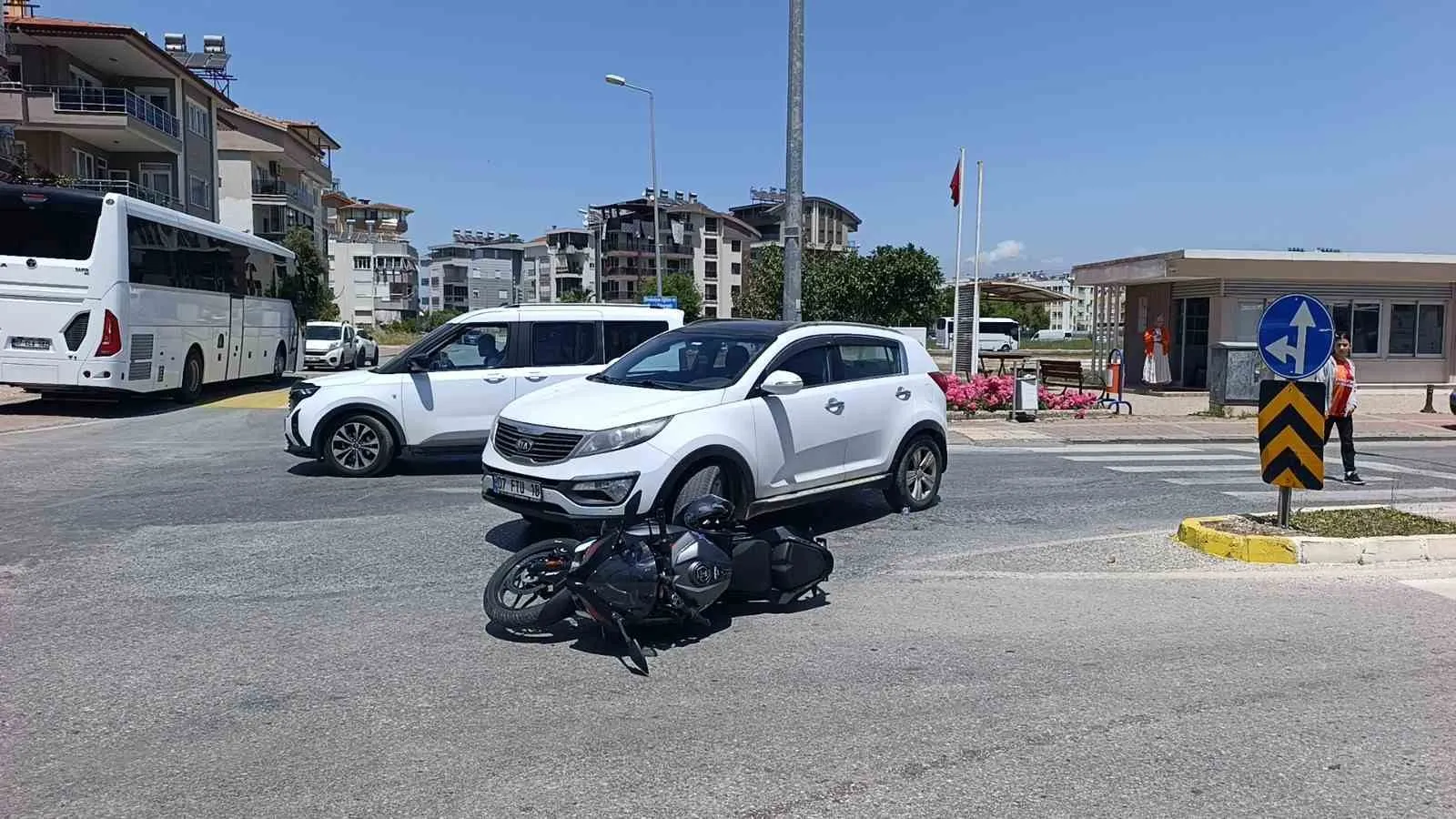 MANAVGAT İLÇESİNDE OTOMOBİLİN HAFİF ŞEKİLDE ÇARPTIĞI MOTOSİKLETİN DEVRİLMESİ SONUCU 1 KİŞİ YARALANDI