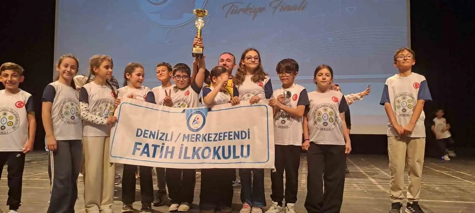 ANKARA’DA GERÇEKLEŞTİRİLEN 6. TÜRKİYE OYUNCU BEYİNLER TURNUVASINDA 9 ÖĞRENCİSİNİ DERECE KÜRSÜSÜNE TAŞIYAN DENİZLİ MERKEZEFENDİ FATİH İLKOKULU, TURNUVANIN EN BAŞARILI OKULU OLARAK DİKKAT ÇEKTİ.