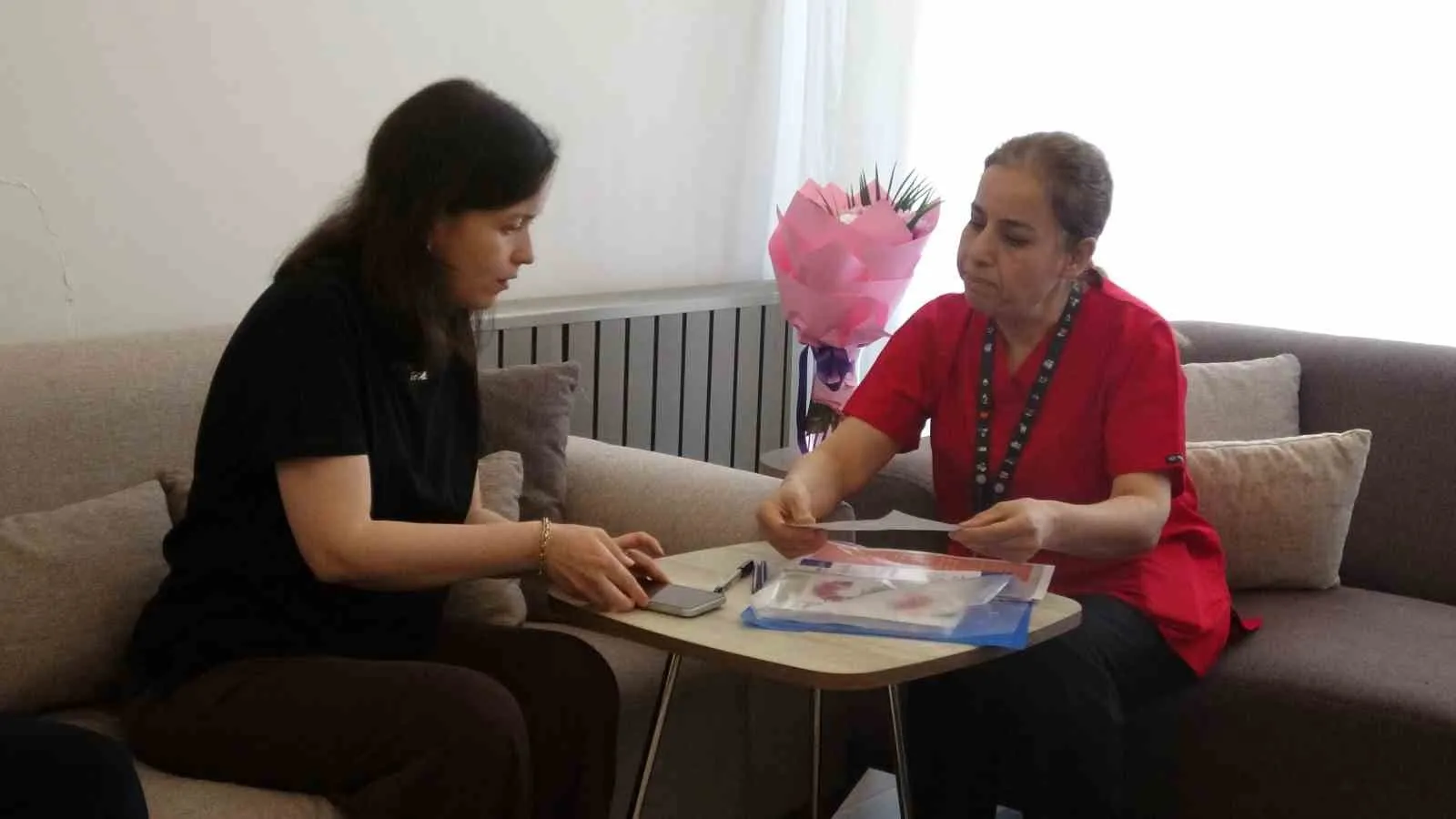 MALATYA'DA SAĞLIK ÇALIŞANLARI GEBELİK SÜRECİNDEKİ ANNE ADAYLARINI EVLERİNDE ZİYARET EDEREK ANNE-BEBEK SAĞLIĞINA YÖNELİK BİLGİLENDİRME ÇALIŞMALARI GERÇEKLEŞTİRİYOR.