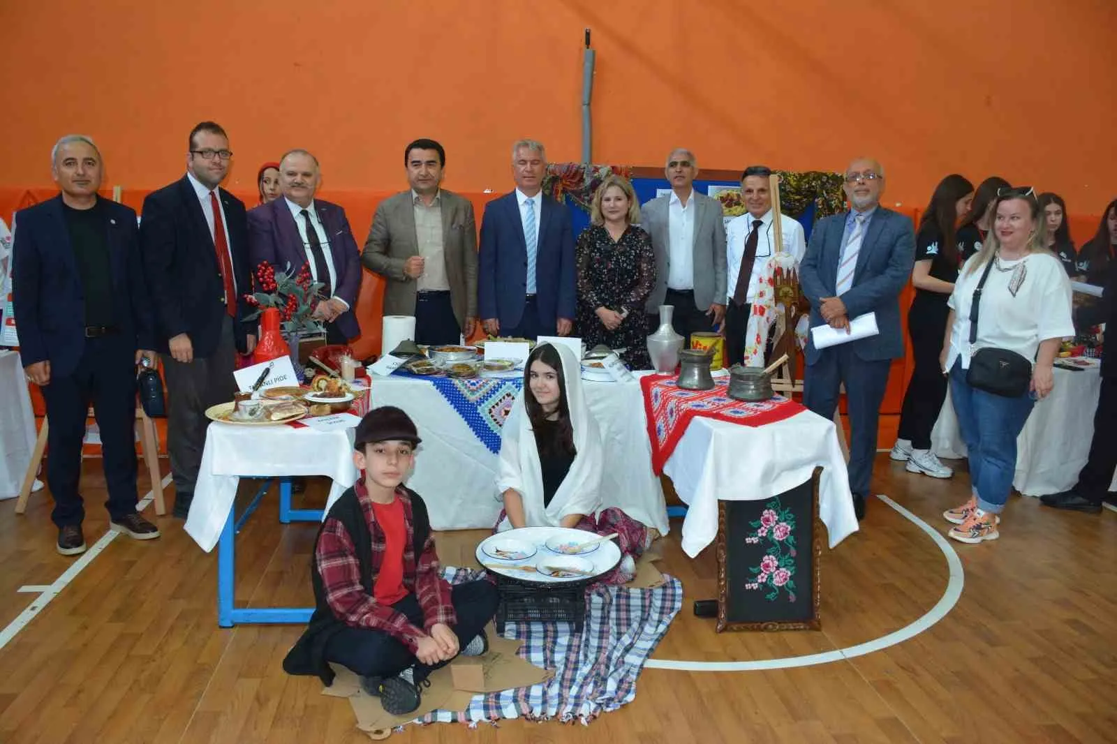 BURSA’NIN OSMANGAZİ İLÇESİNDE, MACİDE GAZİOĞLU KÜKÜRTLÜ ORTAOKULU TARAFINDAN TEKNOLOJİ VE TASARIM ÖĞRETMENİ DİLEK ÇELİK KOORDİNATÖRLÜĞÜNDE HAZIRLANAN "TÜBİTAK 4006 BİLİM FUARI" DÜZENLENEN PROGRAMLA AÇILDI.