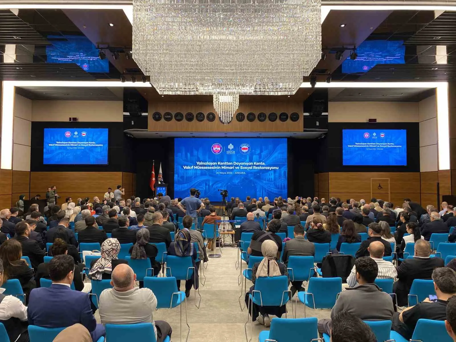 ‘YALNIZLAŞAN KENTTEN DAYANIŞAN KENTE VAKIF MÜESSESESİNİN MİMARİ VE SOSYAL RESTORASYONU’ BAŞLIKLI PANELDE VAKIF KÜLTÜRÜNÜN TOPLUMSAL DAYANIŞMADAKİ ROLÜ, ŞEHİR HAYATINA ETKİLERİ VE MEDENİYET PERSPEKTİFİ ELE ALINDI