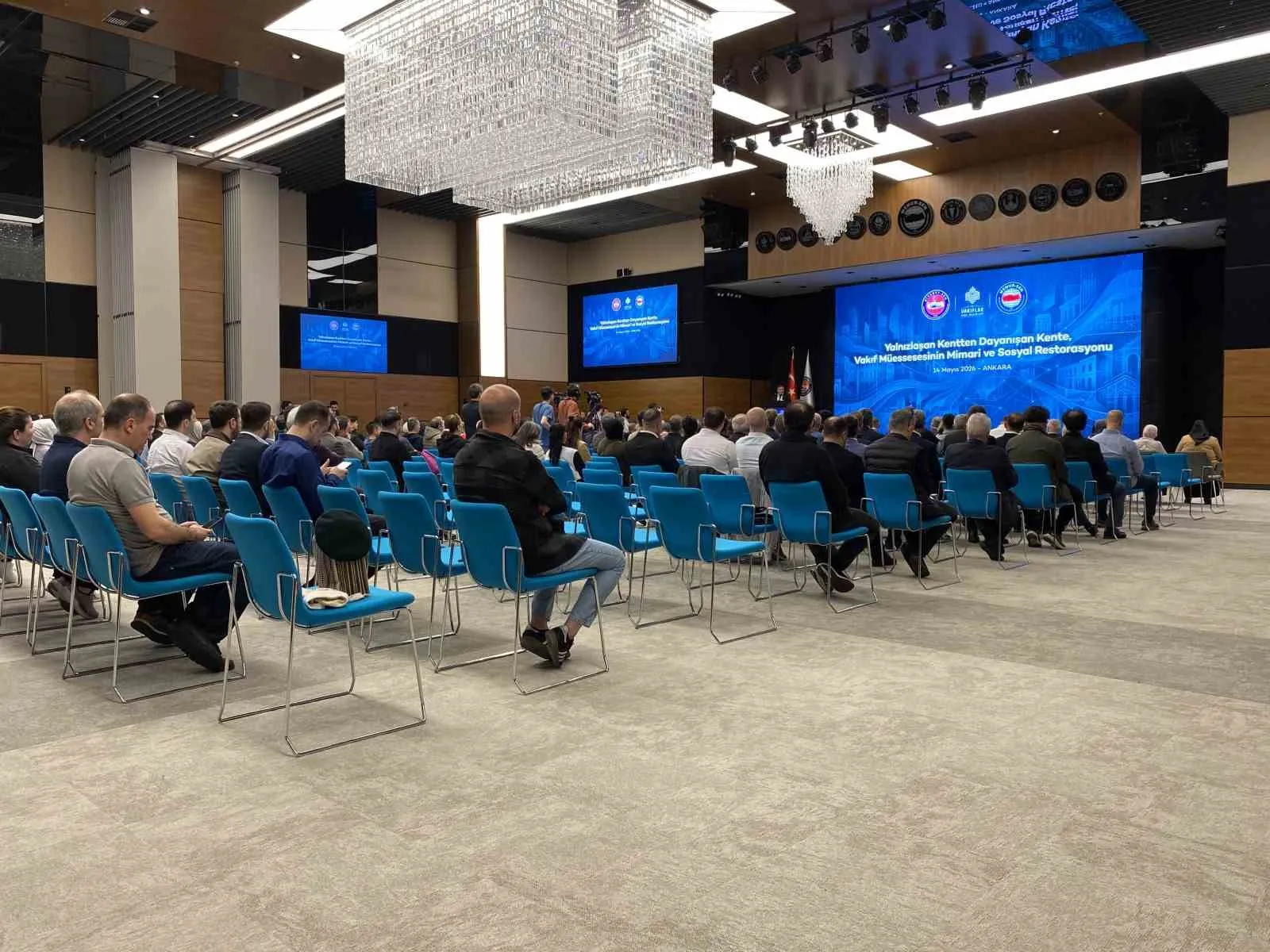 ‘YALNIZLAŞAN KENTTEN DAYANIŞAN KENTE VAKIF MÜESSESESİNİN MİMARİ VE SOSYAL RESTORASYONU’ BAŞLIKLI PANELDE VAKIF KÜLTÜRÜNÜN TOPLUMSAL DAYANIŞMADAKİ ROLÜ, ŞEHİR HAYATINA ETKİLERİ VE MEDENİYET PERSPEKTİFİ ELE ALINDI