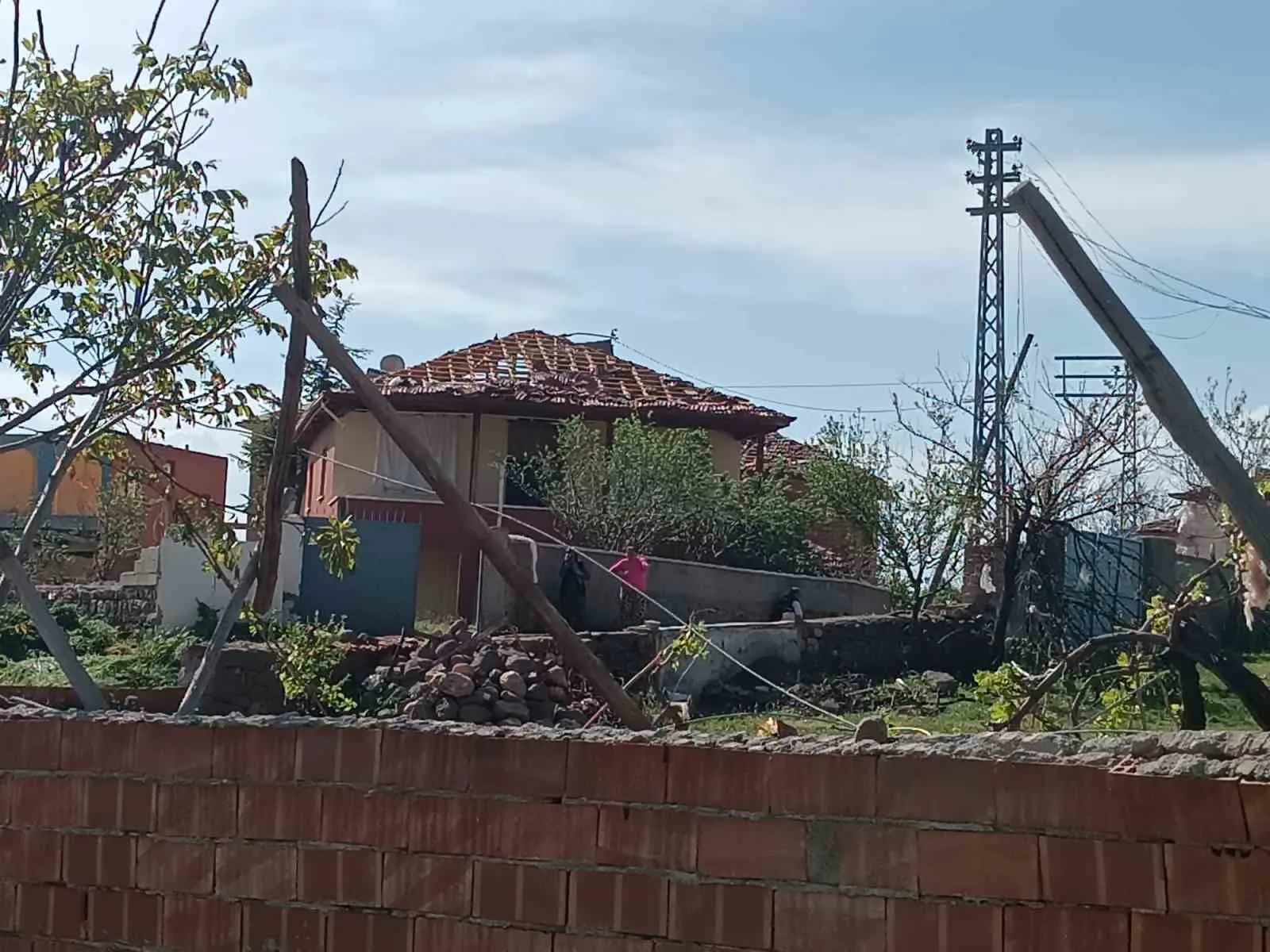 ÇORUM'UN SUNGURLU İLÇESİNDE MEYDANA GELEN HORTUM SEBEBİYLE SAVAŞ ALANINA DÖNEN KÖYDEKİ ÇOK SAYIDA EVİN ÇATISI VE DUVARLARI HASAR GÖRDÜ.