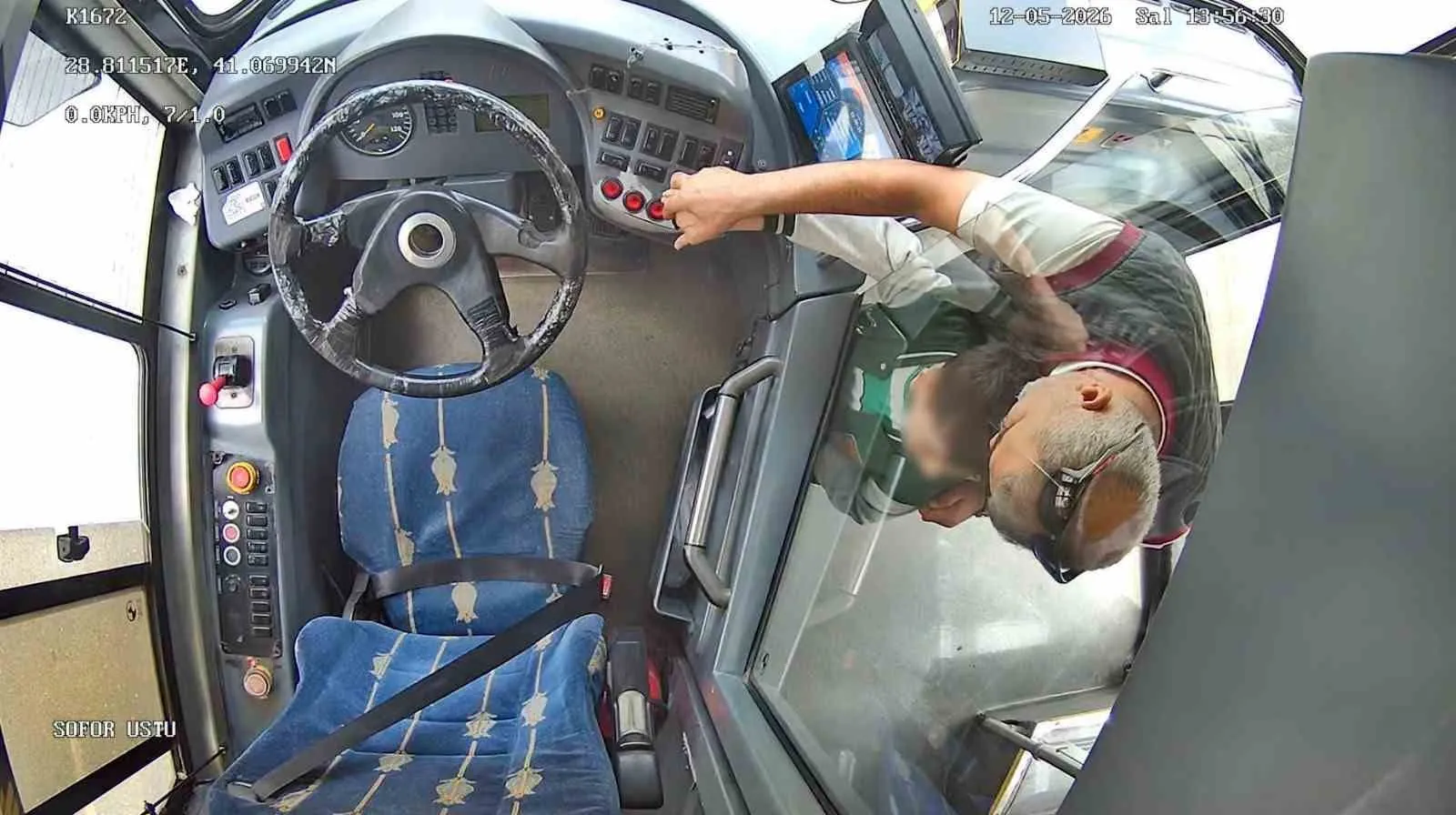 SEFERİNİ TAMAMLAYAN VE OTOBÜSÜ PARK ETTİKTEN SONRA ÇOCUKLA YAKINDAN İLGİLENEN KARATAŞ, ÇOCUĞUN CEBİNDE BULUNAN AKILLI SAAT YARDIMIYLA ANNESİNE ULAŞARAK ÇOCUĞUN OTOBÜSTE VE GÜVENDE OLDUĞUNU HABER VERDİ