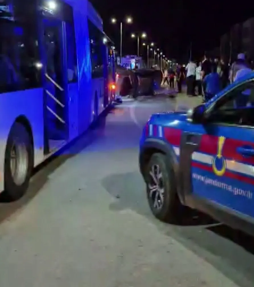Diyarbakır'da feci kaza Belediye otobüsü otomobille çarpıştı
