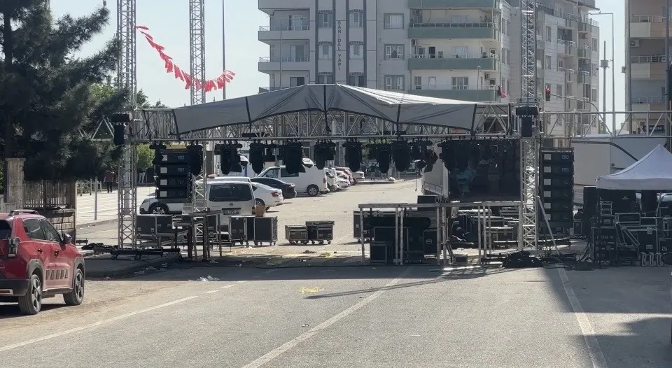 BAYRAK TARTIŞMASI ORGANİZASYONU İPTAL ETTİRDİ