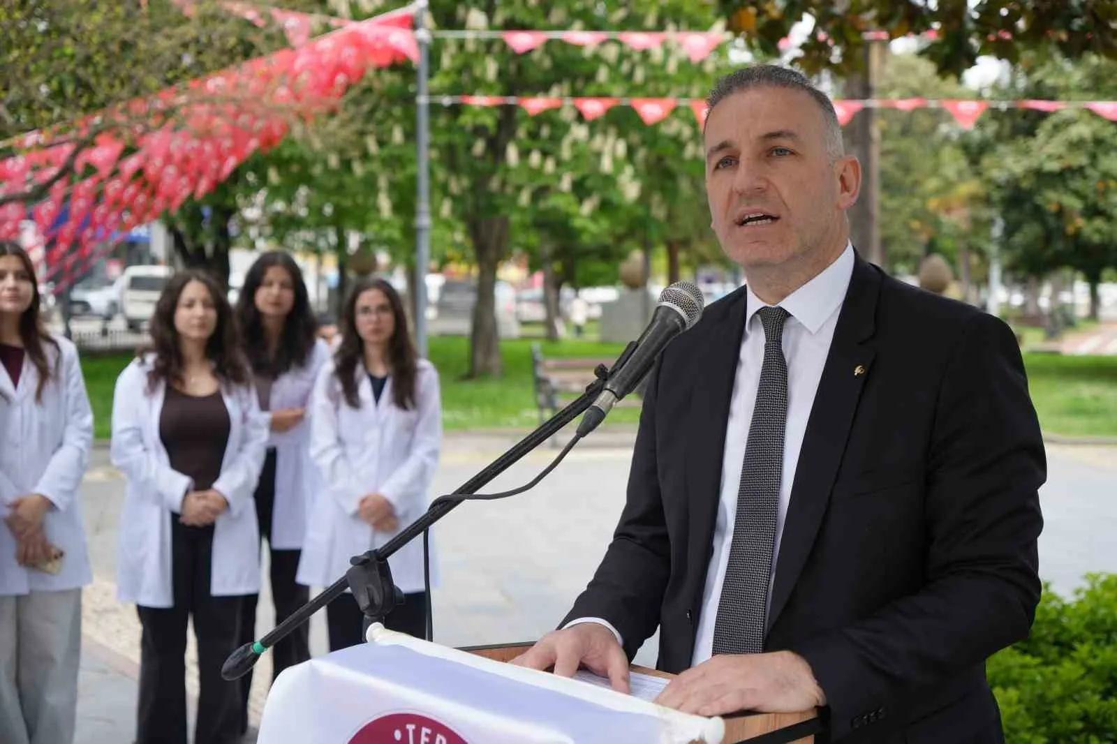 ECZACILAR ODASI BAŞKANI KARACAN:" İSTİHDAM DARBOĞAZI, MESLEĞİMİZİN EN YAKICI SORUNLARININ BAŞINDA GELİYOR"