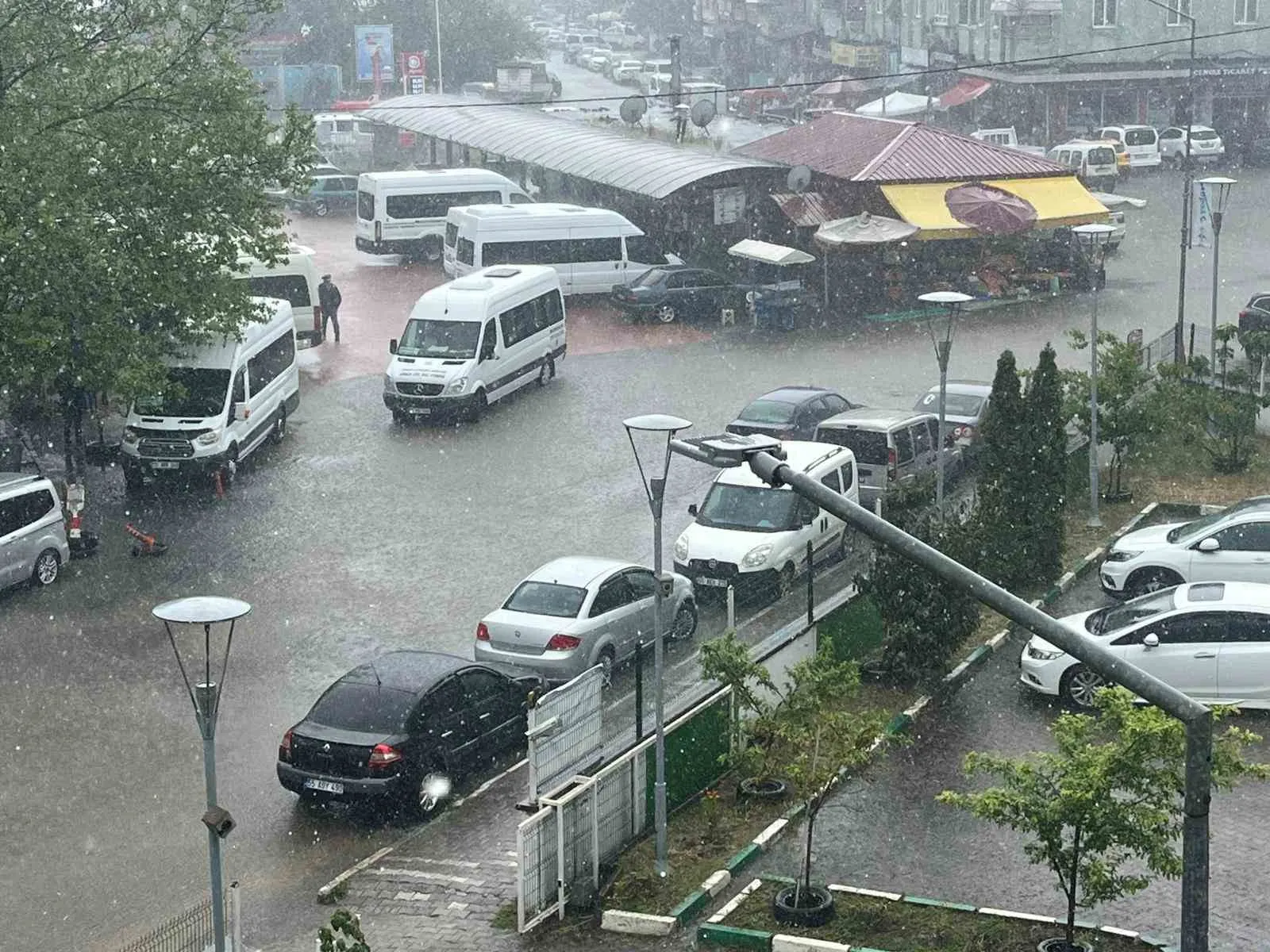 SAMSUN'UN ÇARŞAMBA İLÇESİNDE ÖĞLE SAATLERİNDEN İTİBAREN ETKİSİNİ GÖSTEREN ŞİDDETLİ SAĞANAK YAĞIŞ VE FIRTINA YOLLARDA SU BİRİKİNTİLERİNE SEBEP OLDU.