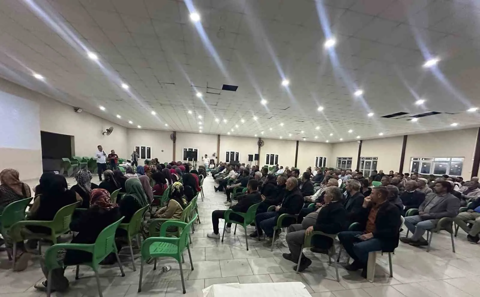 MANİSA’NIN SARIGÖL İLÇESİNDE DÜZENLENEN BÜYÜKBAŞ VE KÜÇÜKBAŞ HAYVAN YETİŞTİRİCİLİĞİ KURSU’NU ZİYARET EDEN KAYMAKAM HALİL DALAK, KURSİYERLERLE BİR ARAYA GELEREK ÜRETİMİN VE EĞİTİMİN ÖNEMİNE DİKKAT ÇEKTİ.