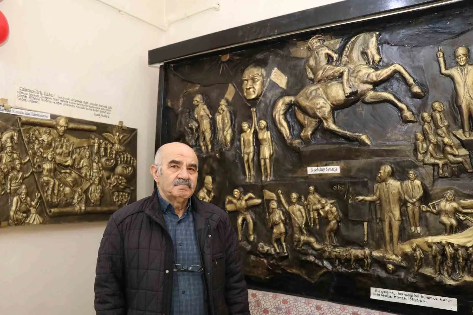 OLTULU EMEKLİ RESİM ÖĞRETMENİ NEŞAT DEMİRCAN TARAFINDAN HAZIRLANAN SOSYAL İÇERİKLİ RÖLYEF, HEYKEL VE KARAKALEM ÇALIŞMALARINDAN OLUŞAN SERGİ SANATSEVERLERLE BULUŞTU.