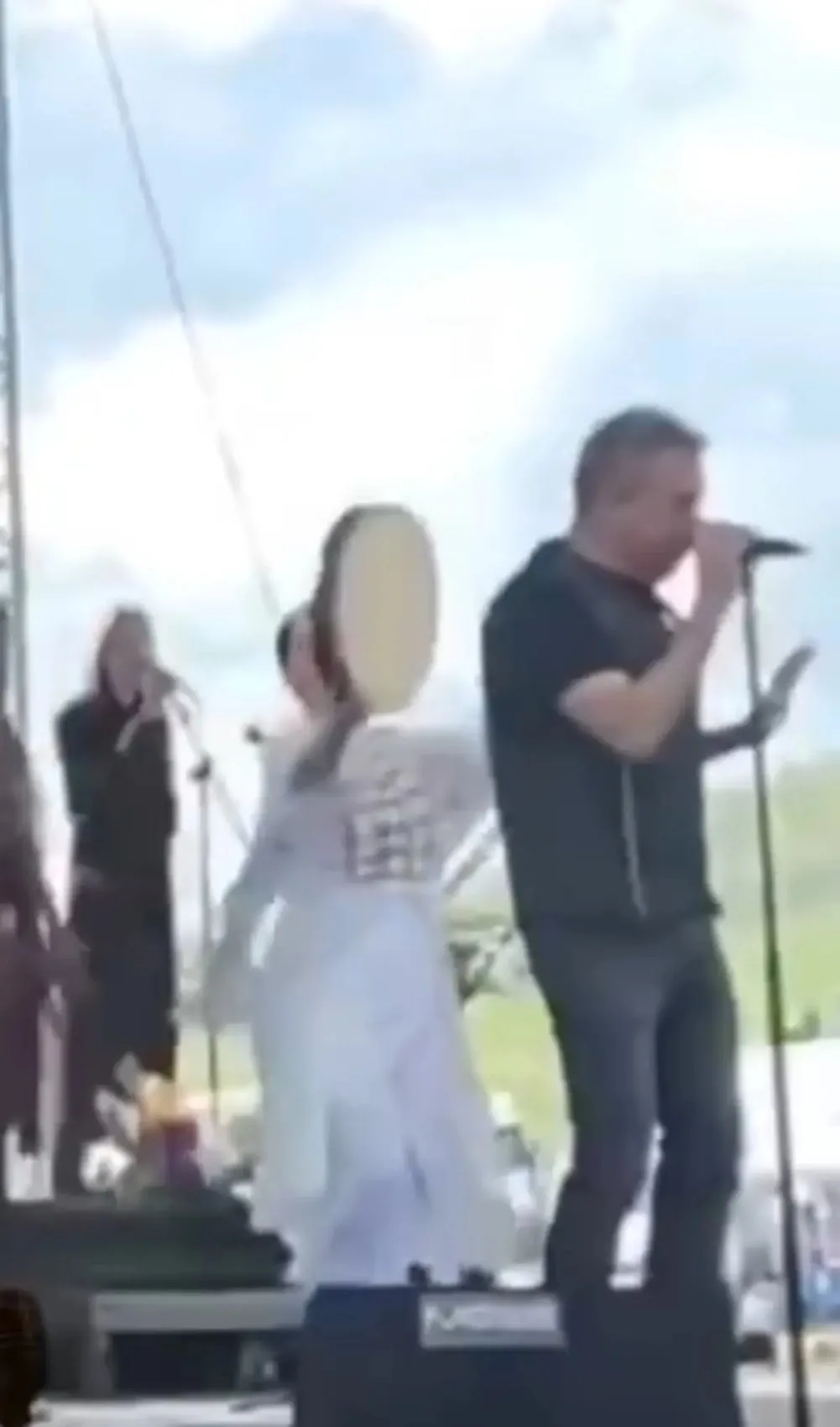 Haluk Levent konser sırasında rahatsızlandı! "Yaklaşık 10 dakikadır acayip ağrıyor" 2