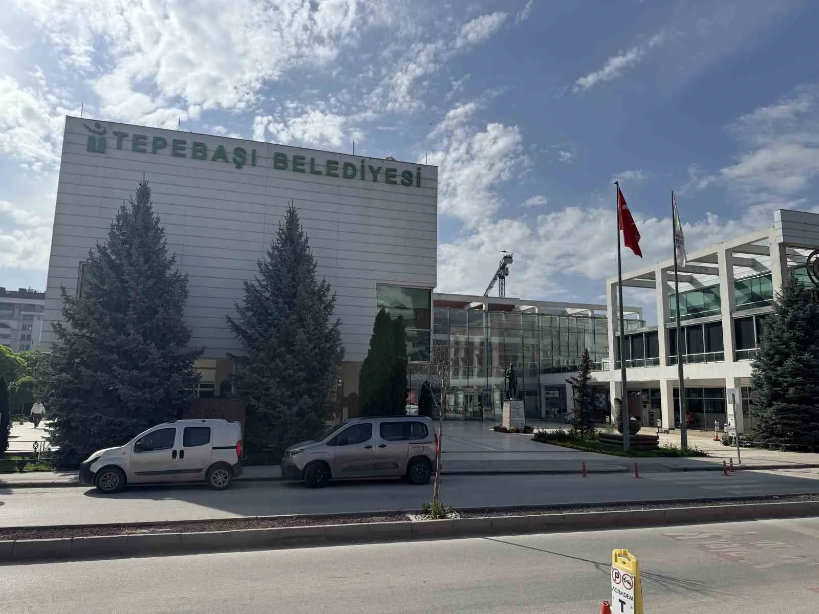 ESKİŞEHİR TEPEBAŞI BELEDİYESİ VE ÇALIŞANLARIN EVLERİNE YÖNELİK SABAH SAATLERİNDE OPERASYON DÜZENLENDİ