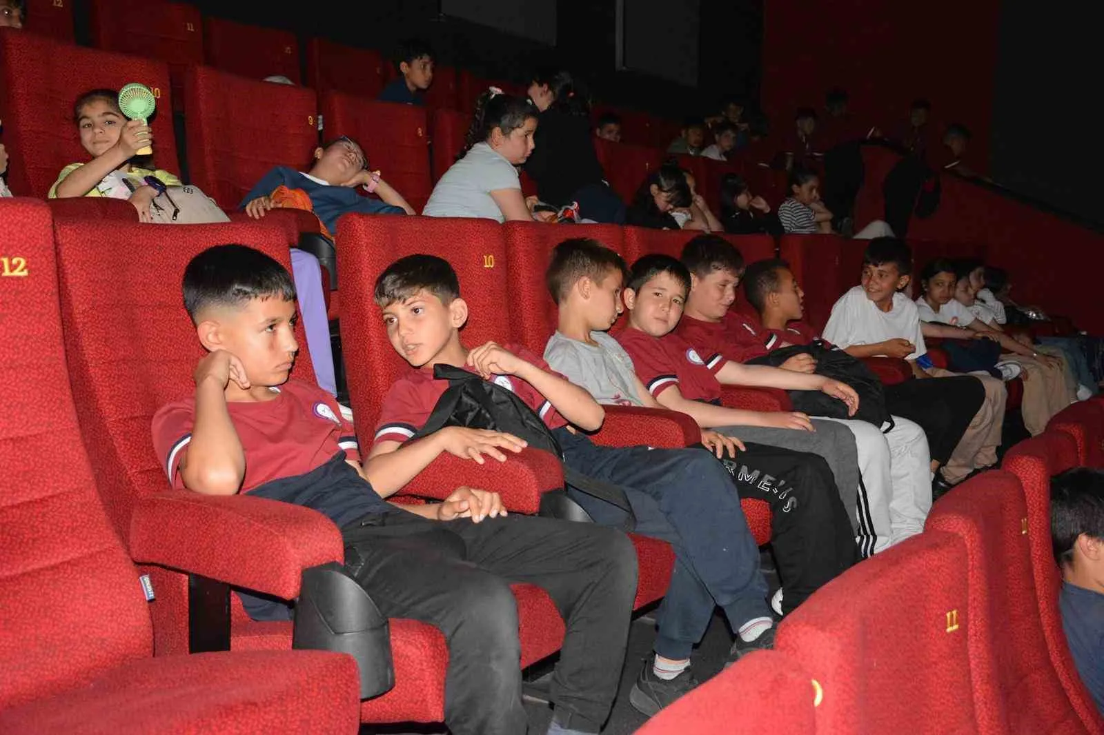 BABADAĞ BELEDİYE BAŞKANI MURAT KUMRAL, İLÇEDEKİ ÇOCUKLARIN KÜLTÜREL VE SOSYAL GELİŞİMLERİNİ DESTEKLEMEK AMACIYLA DÜZENLENEN "SİNEMA GÜNÜ" ETKİNLİĞİNDE 4. VE 5. SINIF ÖĞRENCİLERİNİ AĞIRLADI.