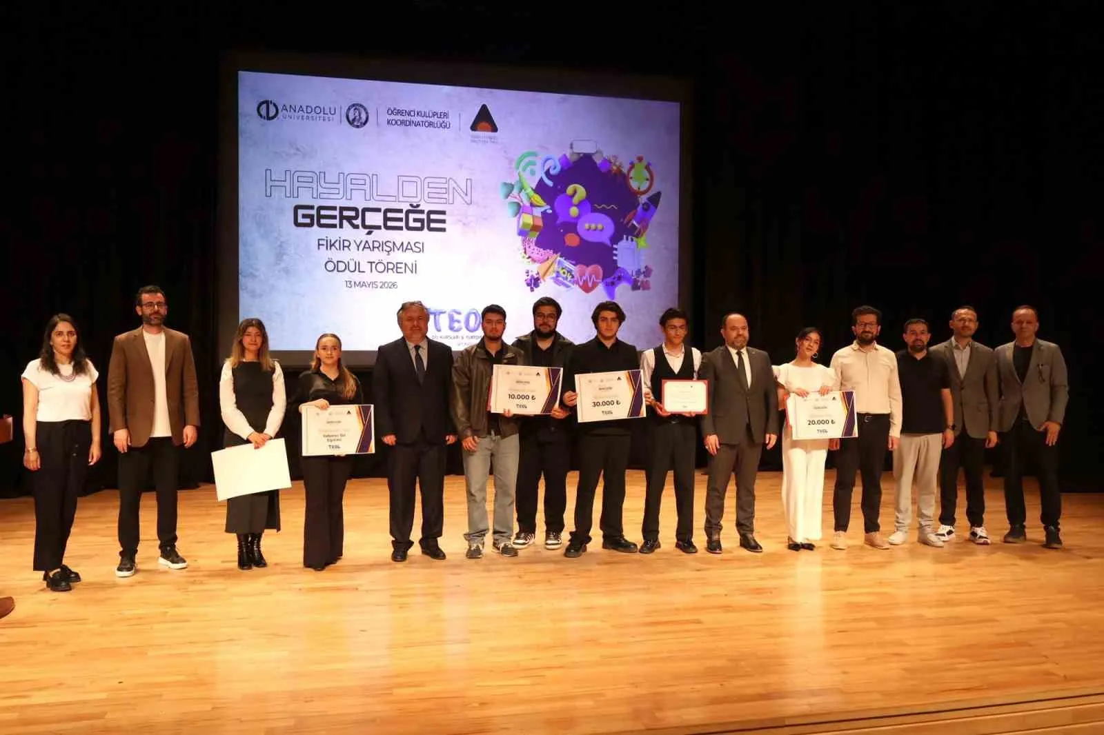 FİNAL PROGRAMINDA DERECEYE GİREN ÖĞRENCİLERE ÖDÜLLERİ TAKDİM EDİLİRKEN, YARIŞMADA İLK 5’E GİREN PROJELERE GİRİŞİMCİLİK VE KULUÇKA DESTEĞİ SAĞLANACAĞI BELİRTİLDİ.