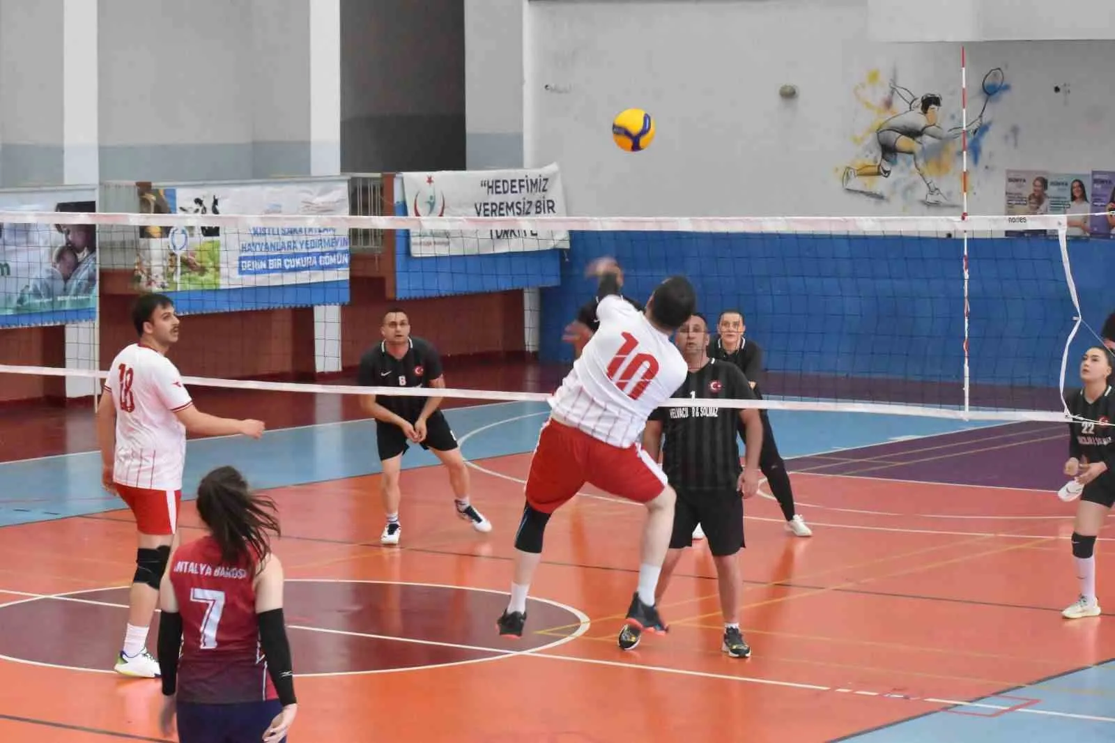 ANTALYA’DA KAMU KURUMLARINI BİR ARAYA GETİREN “SAĞLIK İÇİN FİLEDE BULUŞALIM” VOLEYBOL TURNUVASI BAŞLADI. 30 TAKIMIN MÜCADELE EDECEĞİ ORGANİZASYON, SAĞLIKLI YAŞAM BİLİNCİNİ ARTIRMAYI VE KURUMLAR ARASI DAYANIŞMAYI GÜÇLENDİRMEYİ HEDEFLİYOR.