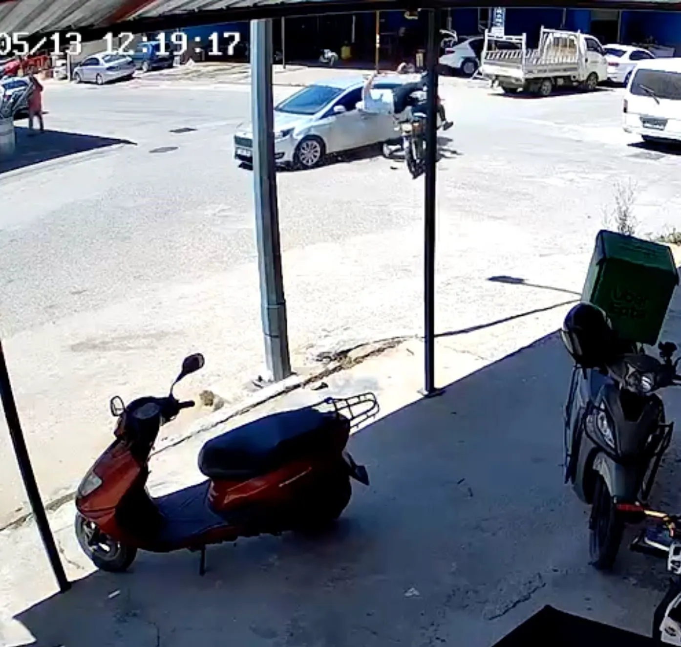 ANTALYA'NIN MANAVGAT İLÇESİNDE KONTROLSÜZ KAVŞAKTA MEYDANA GELEN TRAFİK KAZASINDA OTOMOBİLE ÇARPAN MOTOSİKLETTEKİ 2 KİŞİ ÖLÜMDEN DÖNDÜ. SÜRÜCÜ VE YOLCUNUN SAVRULDU KAZA GÜVENLİK KAMERASINA YANSIRKEN KAZADA 4 KİŞİ YARALANDI