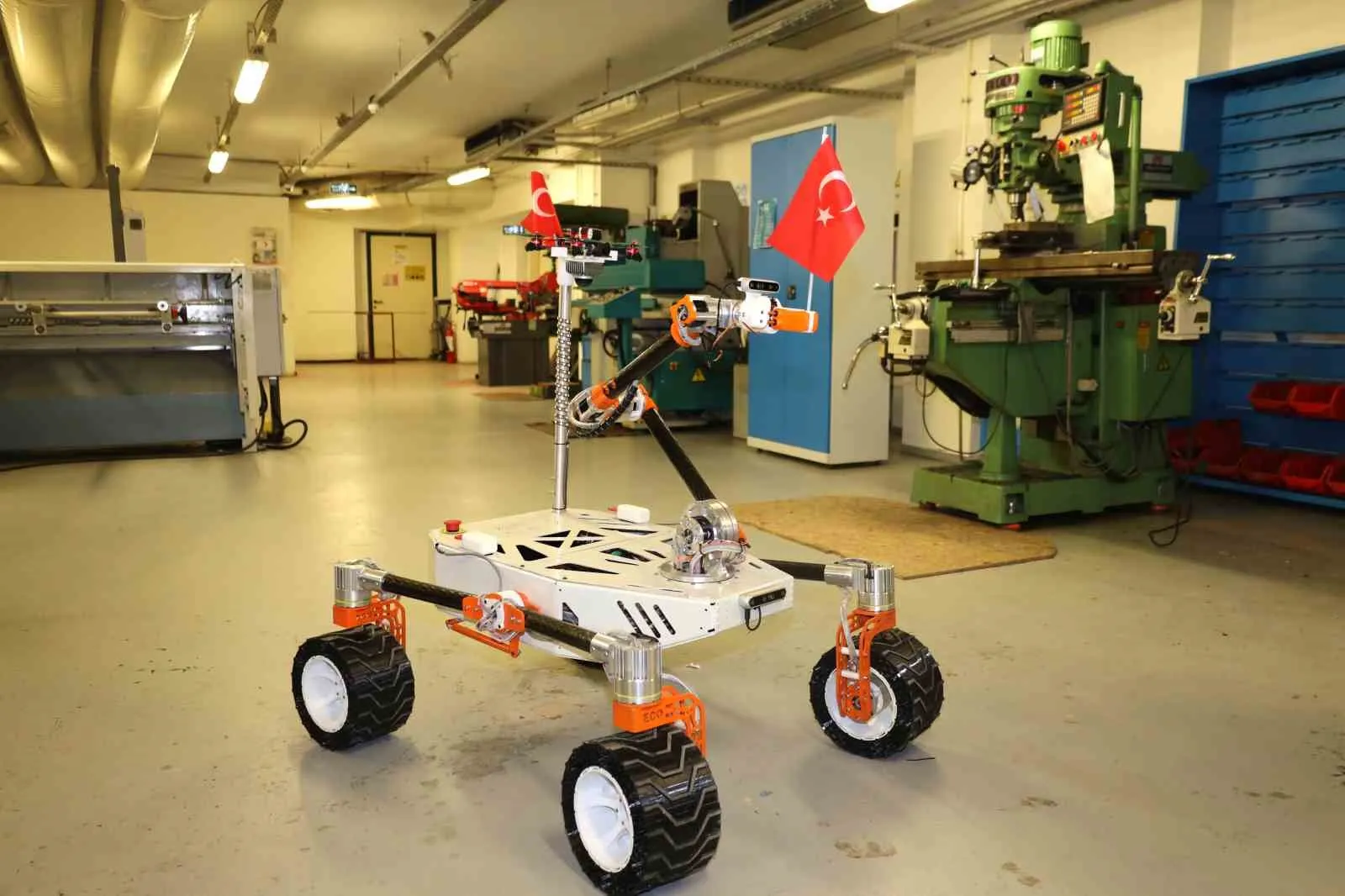 İZMİR EKONOMİ ÜNİVERSİTESİ (İEÜ) MÜHENDİSLİK FAKÜLTESİ ÖĞRENCİLERİ, ÜZERİNDEKİ ROBOTİK KOL, KEŞİF DRONU, KAMERA VE SENSÖRLER SAYESİNDE YÜZEYDE TARAMA YAPABİLEN ‘ECLİPSE’ ADLI ÖZEL BİR BOMBA İMHA ROBOTU GELİŞTİRDİ.