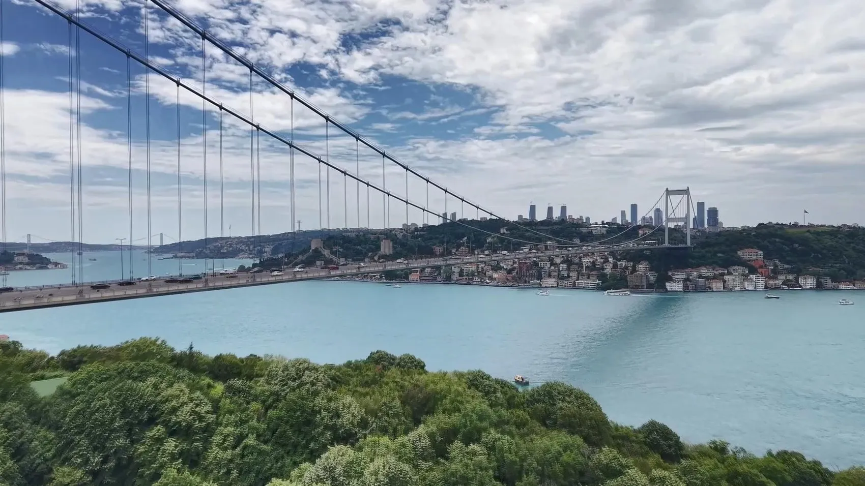 İstanbul Boğazı bugün alışılmadık turkuaz rengine büründü