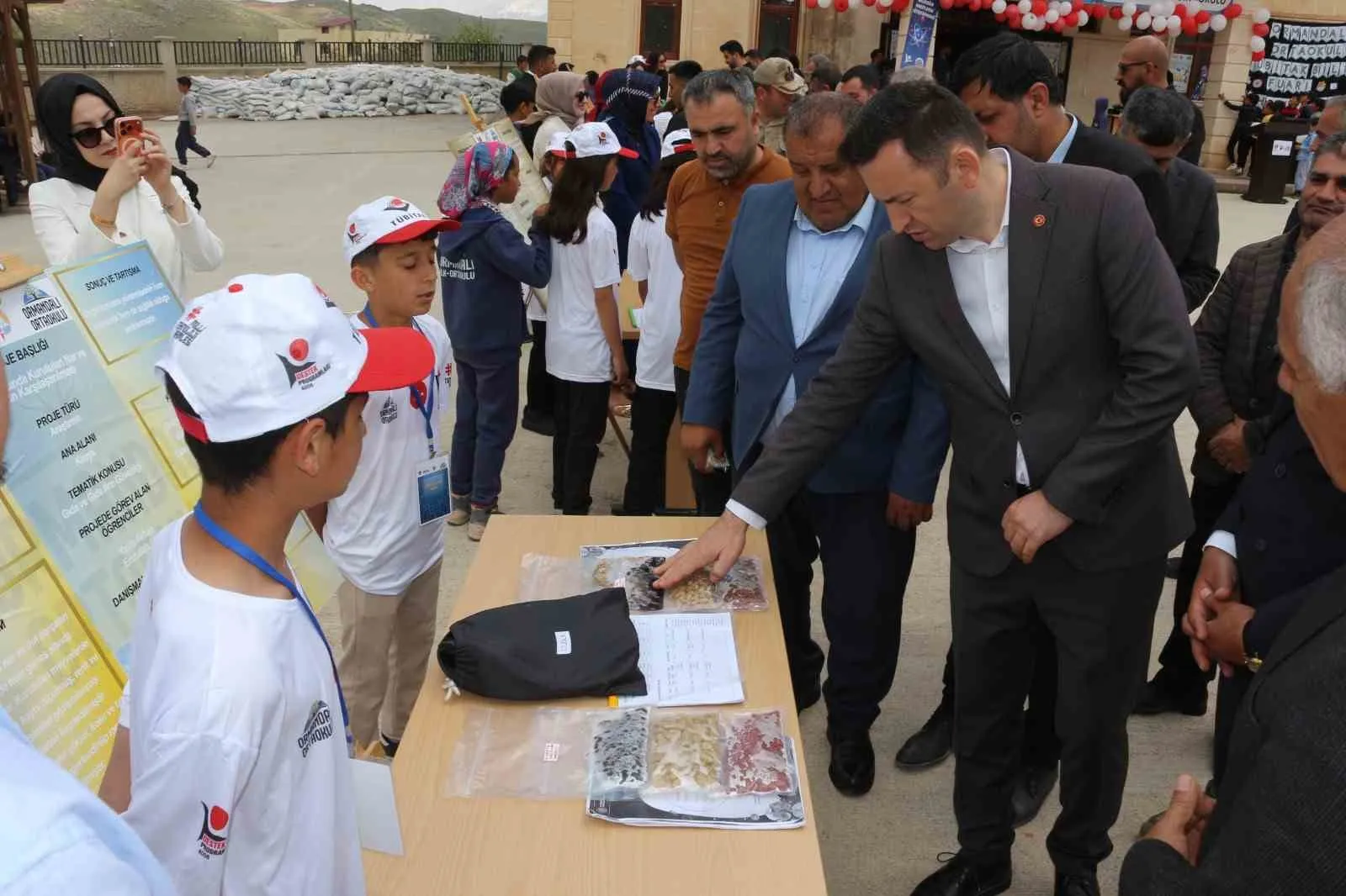 SİİRT'İN PERVARİ İLÇESİNDE BULUNAN ORMANDALI İLK VE ORTAOKULU'NDA DÜZENLENEN TÜBİTAK 4006-A BİLİM FUARI, YOĞUN KATILIMLA GERÇEKLEŞTİRİLDİ. ÖĞRENCİLER TARAFINDAN HAZIRLANAN PROJELER ZİYARETÇİLERİN BEĞENİSİNE SUNULDU.