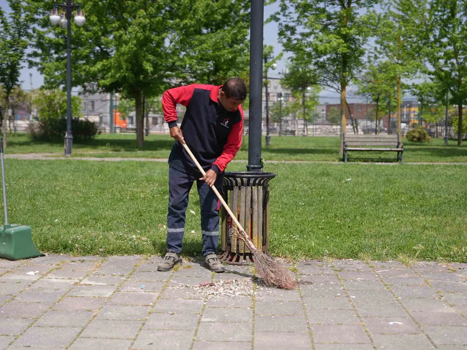DÜZCE BELEDİYESİ, ORTAK KULLANIM ALANLARINDA VE ÖZELLİKLE PARKLARDA TEMİZLİK ÇALIŞMALARINI ARALIKSIZ SÜRDÜRÜRKEN SON OLARAK MELEN SU PARK PİKNİK ALANLARINDA KAYDEDİLEN GÖRÜNTÜLER İZLEYENLERİ HEM ÜZDÜ HEM DE KIZDIRDI.