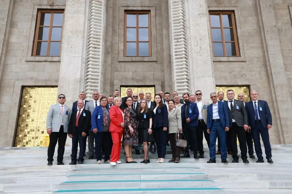 ŞEHZADELER BELEDİYESİ’NİN DÜZENLEDİĞİ İKİ GÜNLÜK ANKARA PROGRAMINDA MAHALLE MUHTARLARI TBMM’DE CHP GENEL BAŞKANI ÖZGÜR ÖZEL İLE BİR ARAYA GELİRKEN, ANITKABİR ZİYARETİNDE İSE DUYGUSAL ANLAR YAŞADI.