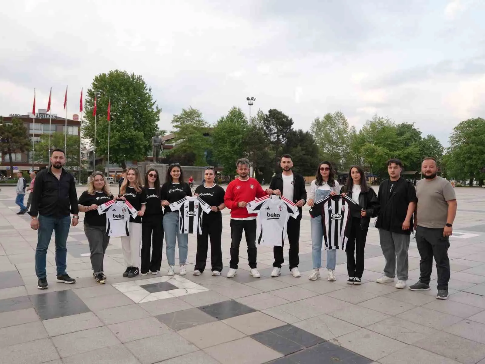 DÜZCE BELEDİYESİ BASIN YAYIN VE HALKLA İLİŞKİLER MÜDÜRLÜĞÜ İLE 1903 DÜZCE BEŞİKTAŞLILAR DERNEĞİ İŞBİRLİĞİNDE ENGELLİLER HAFTASI KAPSAMINDA DÜZENLENEN SOSYAL DENEY ÇALIŞMALARI, VATANDAŞLARA EMPATİ DOLU ANLAR YAŞATTI.