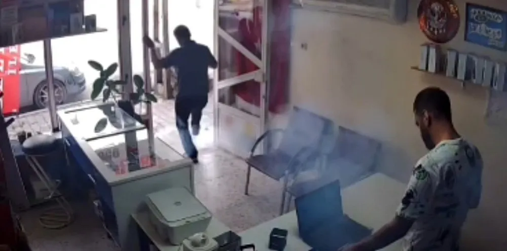 ADANA'DA BİR TEKNİK SERVİSTE TAMİR EDİLEN CEP TELEFONU, BATARYASININ ALEV ALMASI SONUCU PATLADI