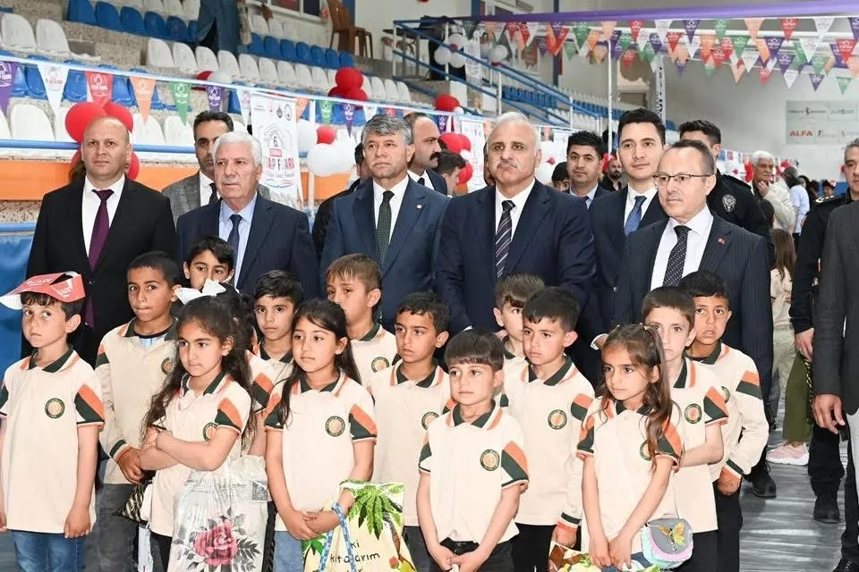 DİYARBAKIR VALİSİ MURAT ZORLUOĞLU, BERABERİNDEKİ HEYETLE ÇERMİK 6. KİTAP FUARI KÜLTÜR VE SANAT FESTİVALİNİ ZİYARET ETTİ .