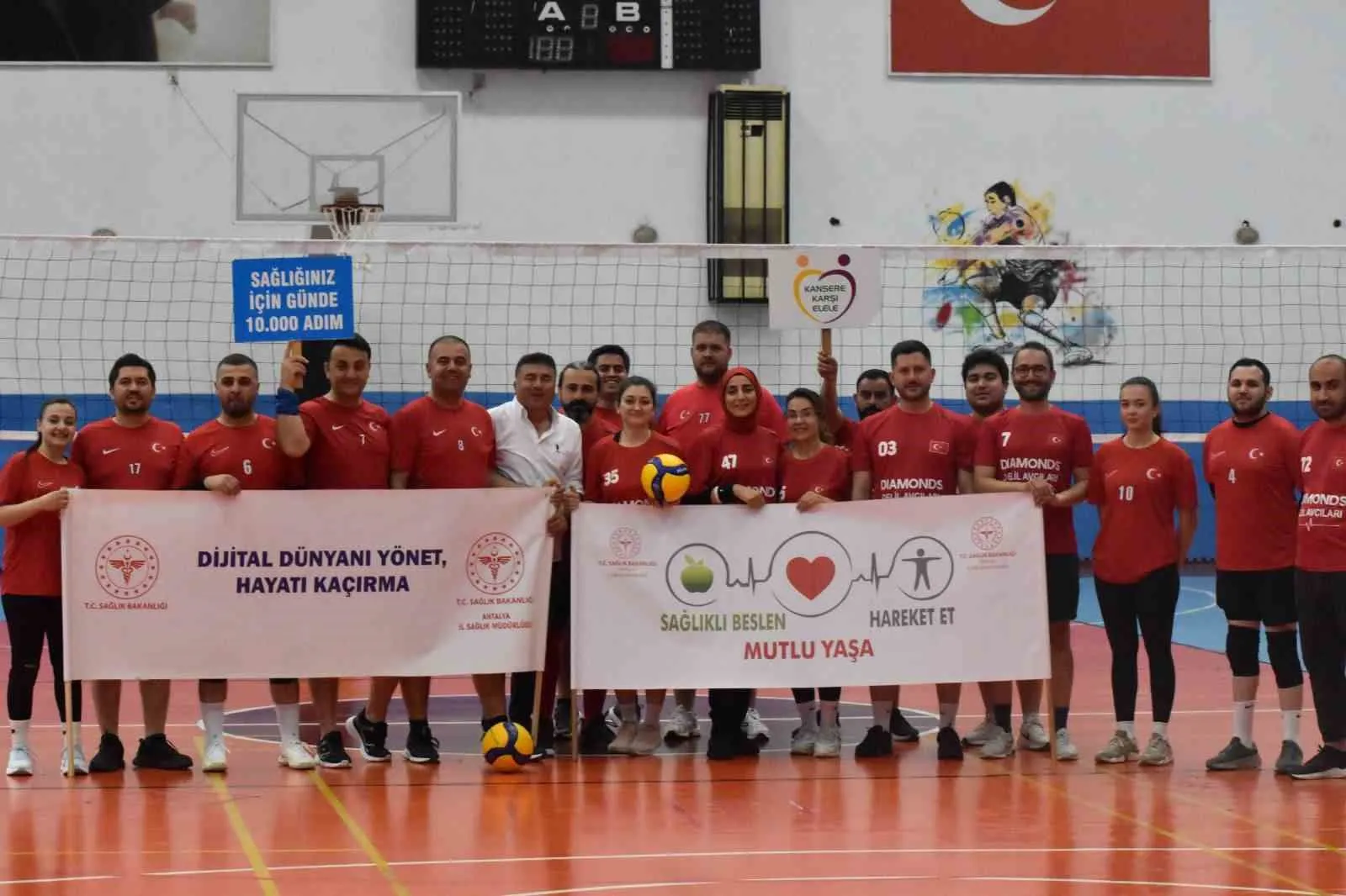 ANTALYA’DA KAMU KURUMLARINI BİR ARAYA GETİREN “SAĞLIK İÇİN FİLEDE BULUŞALIM” VOLEYBOL TURNUVASI BAŞLADI. 30 TAKIMIN MÜCADELE EDECEĞİ ORGANİZASYON, SAĞLIKLI YAŞAM BİLİNCİNİ ARTIRMAYI VE KURUMLAR ARASI DAYANIŞMAYI GÜÇLENDİRMEYİ HEDEFLİYOR.