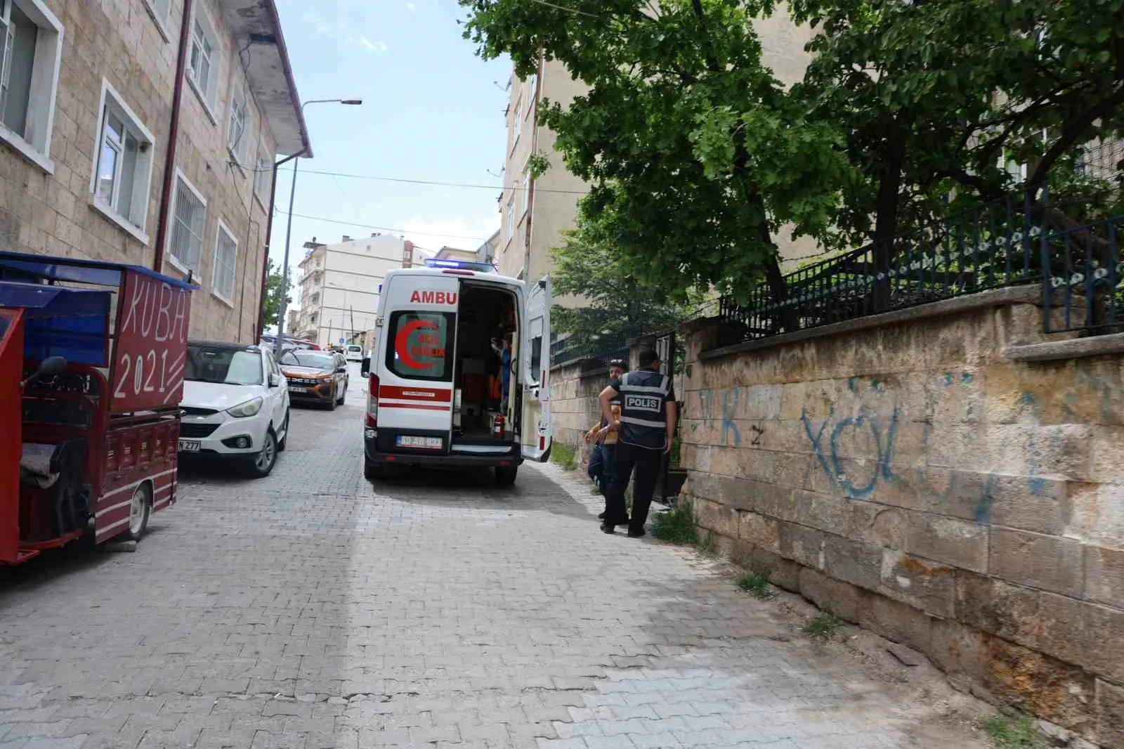 NEVŞEHİR'DE BALKONDA OYNAYAN İKİ KARDEŞ PEŞ PEŞE BALKONDAN DÜŞEREK YARALANDI.