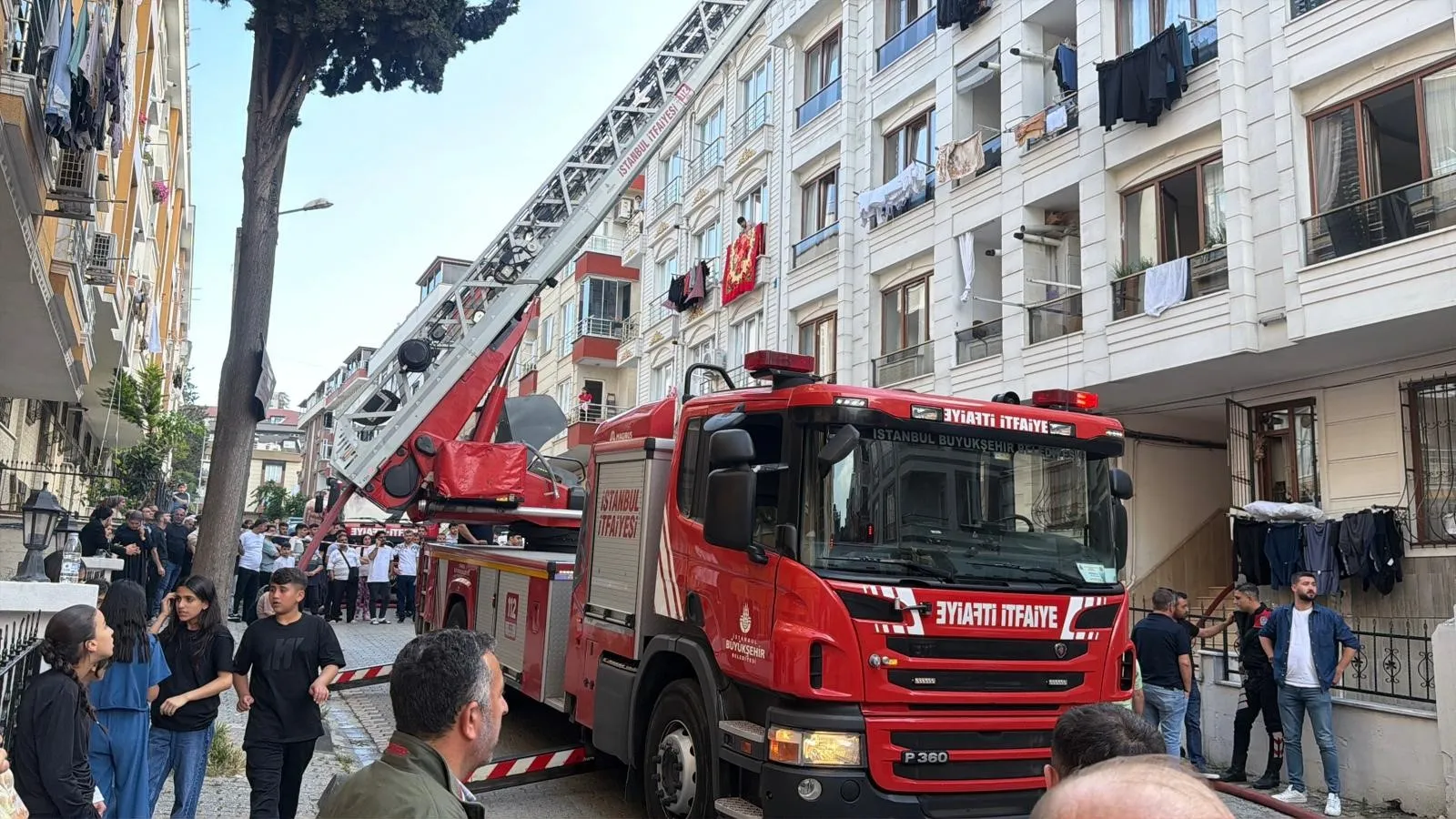 Küçükçekmece'de bir binanın çatısı alevlere teslim oldu