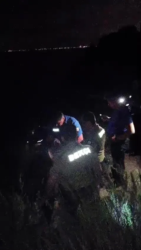 ANTALYA’DA GECE SAATLERİNDE FALEZLERDEN DÜŞEREK PATİKA ALANDA MAHSUR KALAN GENÇ KADIN, POLİS VE İTFAİYE EKİPLERİ TARAFINDAN KURTARILDI