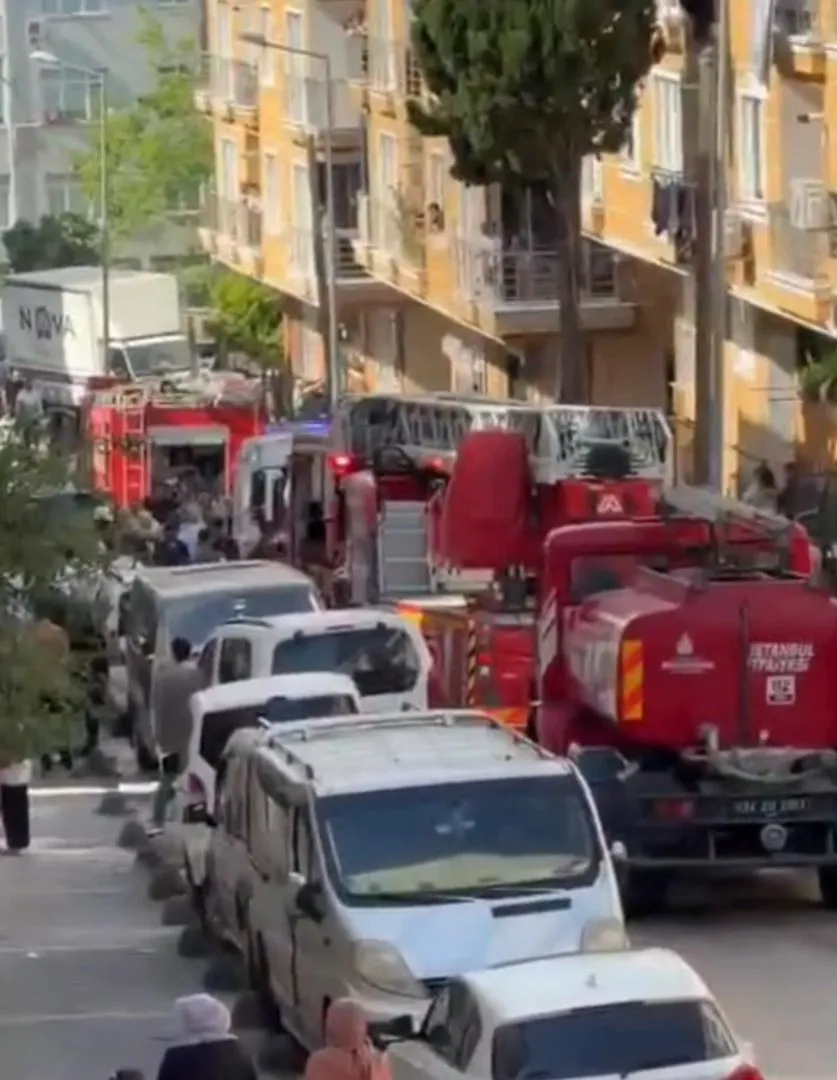 Küçükçekmece'de bir binanın çatısı alevlere teslim oldu