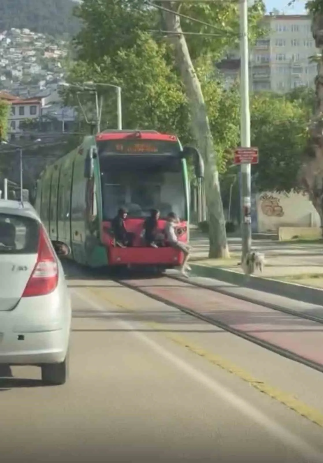 BURSA’DA GENÇLERİN TRAMVAY ARKASINDAKİ TEHLİKELİ YOLCULUĞU KAMERADA
