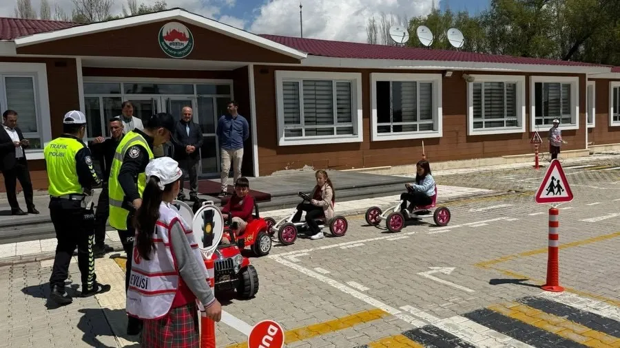 AYDINTEPE'DE ÖĞRENCİLER TRAFİK KURALLARINI UYGULAMALI ÖĞRENDİ