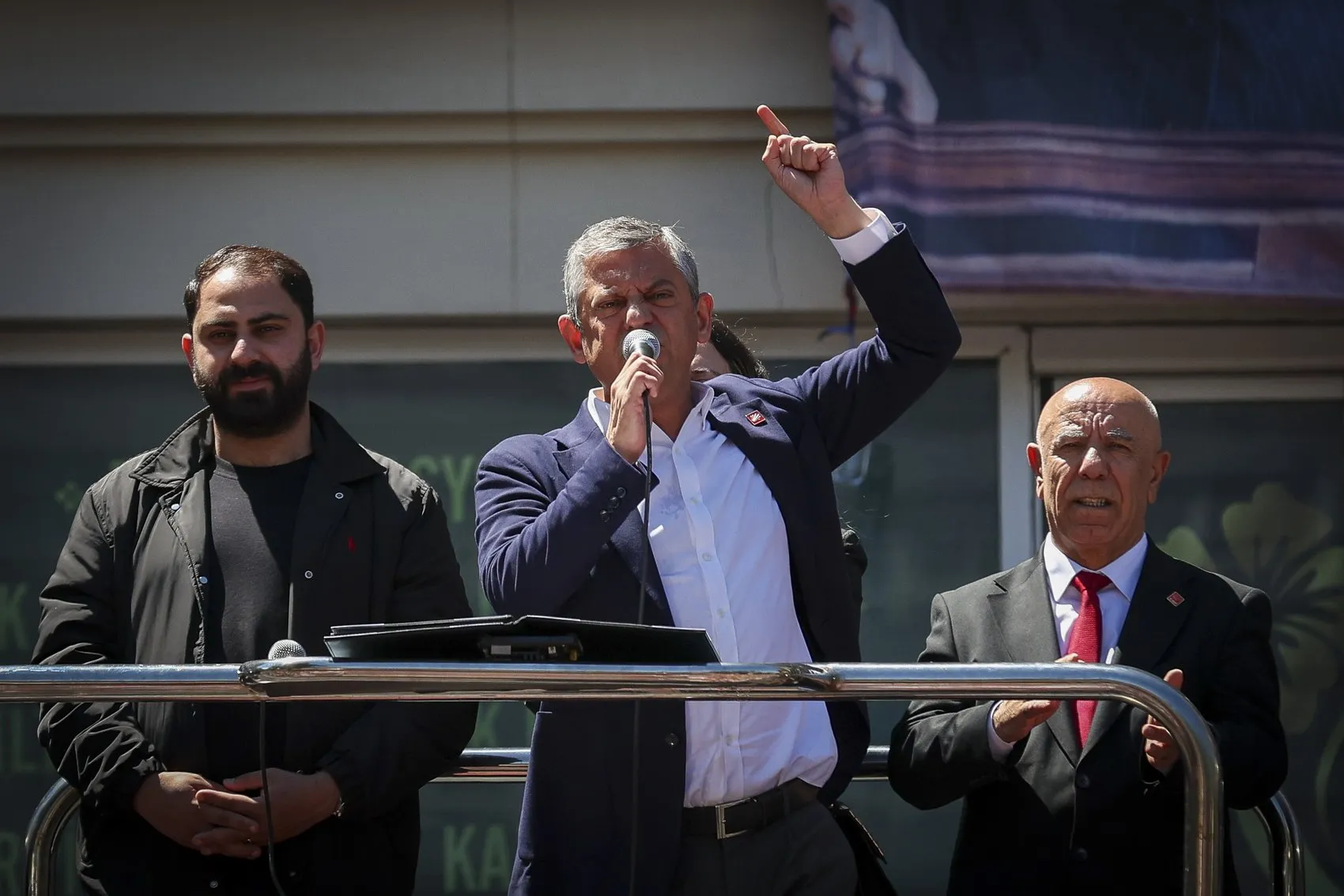 Özgür Özel'den parti yönetimine erken kurultay çağrısı
