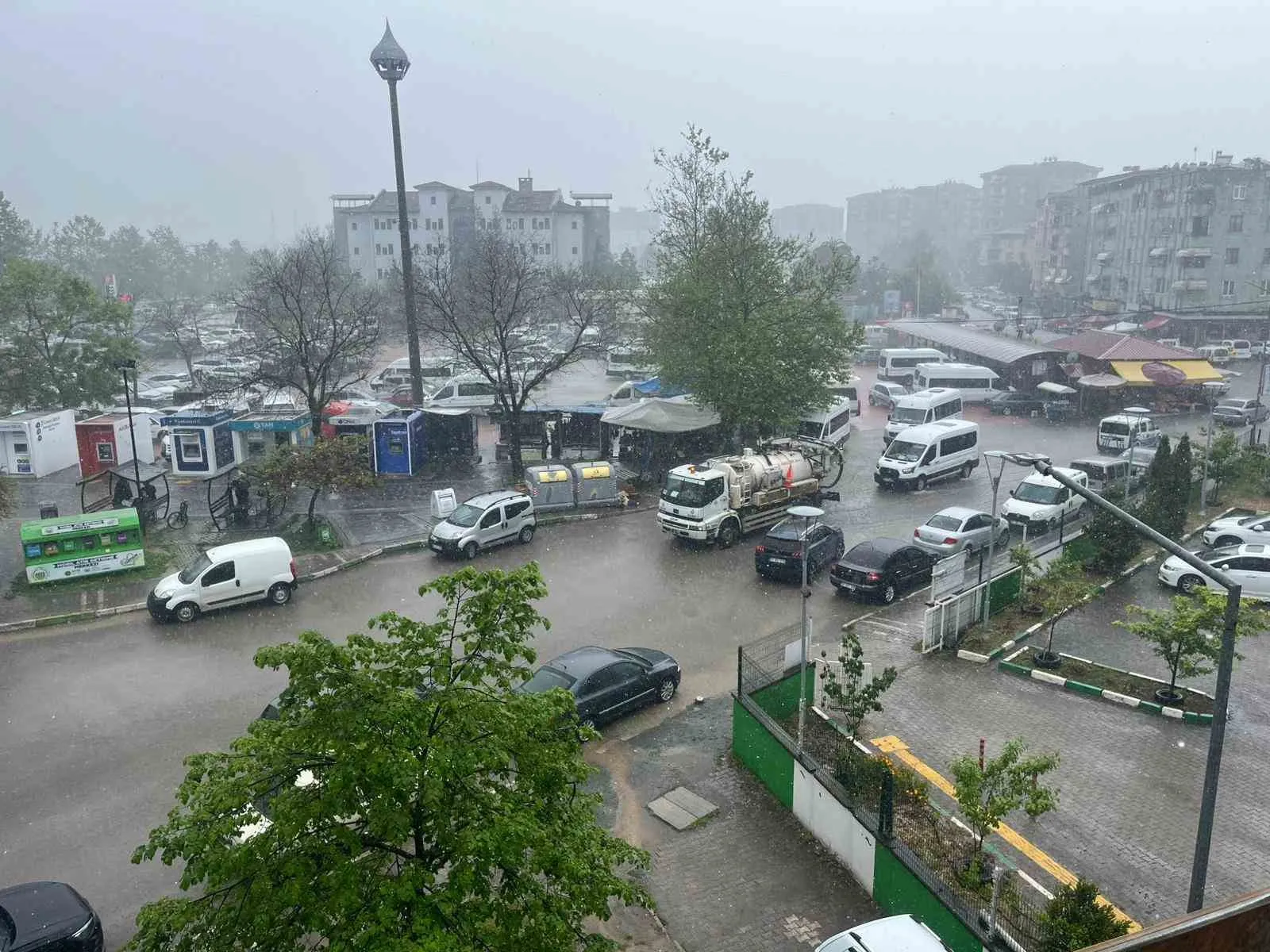 SAMSUN'UN ÇARŞAMBA İLÇESİNDE ÖĞLE SAATLERİNDEN İTİBAREN ETKİSİNİ GÖSTEREN ŞİDDETLİ SAĞANAK YAĞIŞ VE FIRTINA YOLLARDA SU BİRİKİNTİLERİNE SEBEP OLDU.