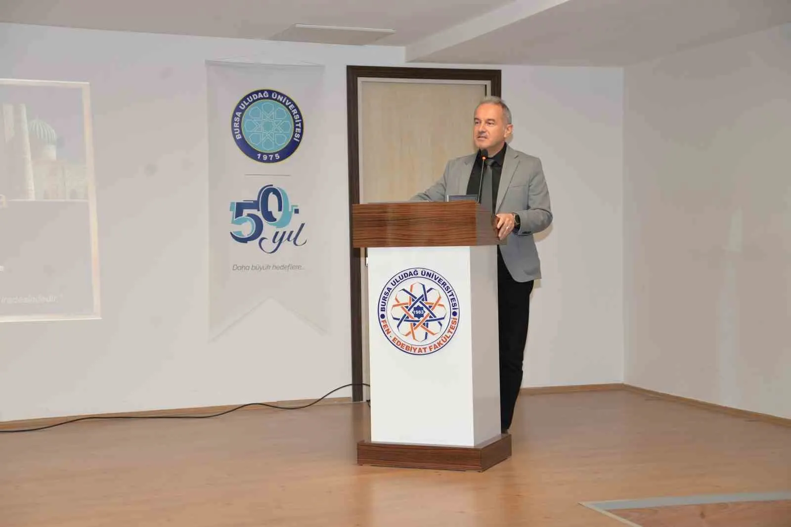 BURSA ULUDAĞ ÜNİVERSİTESİ KENT TARİHİ VE ARAŞTIRMALARI MERKEZİ (KETAM), ORTA ASYA'NIN EN ÖNEMLİ MEDENİYET MERKEZLERİNDEN BİRİ OLAN SEMERKAND'I MERCEK ALTINA ALAN ANLAMLI BİR ETKİNLİĞE İMZA ATTI.