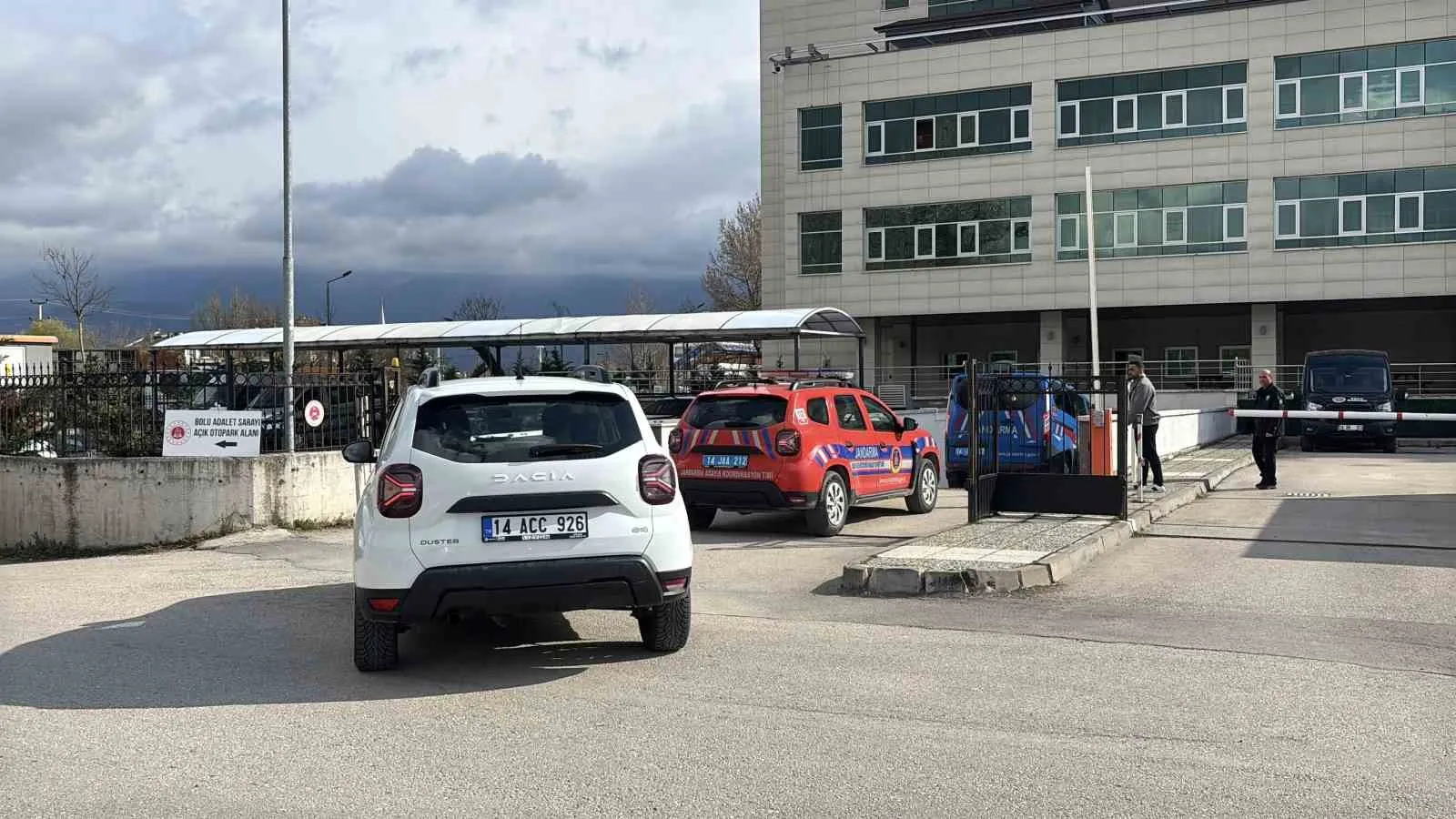 BOLU CUMHURİYET BAŞSAVCILIĞI TARAFINDAN YÜRÜTÜLEN 'NİTELİKLİ DOLANDIRICILIK' SORUŞTURMASI KAPSAMINDA AVUKATLARIN İTİRAZI ÜZERİNE CEZAEVİNDE TUTUKLU BULUNAN BOLU BELEDİYE BAŞKAN YARDIMCISI LEYLA BEYKOZ EV HAPSİ CEZASINA ÇEVRİLİRKEN CHP’Lİ BELEDİYE MECLİS ÜYESİ AYDAN ÖZDEMİR İSE ADLİ KONTROL ŞARTIYLA CEZAEVİNDEN TAHLİYE EDİLDİ.