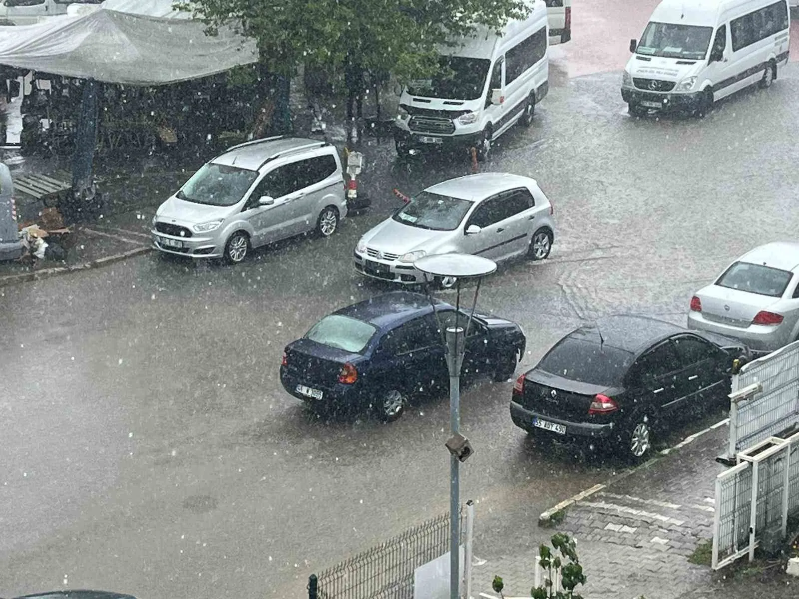 SAMSUN'UN ÇARŞAMBA İLÇESİNDE ÖĞLE SAATLERİNDEN İTİBAREN ETKİSİNİ GÖSTEREN ŞİDDETLİ SAĞANAK YAĞIŞ VE FIRTINA YOLLARDA SU BİRİKİNTİLERİNE SEBEP OLDU.