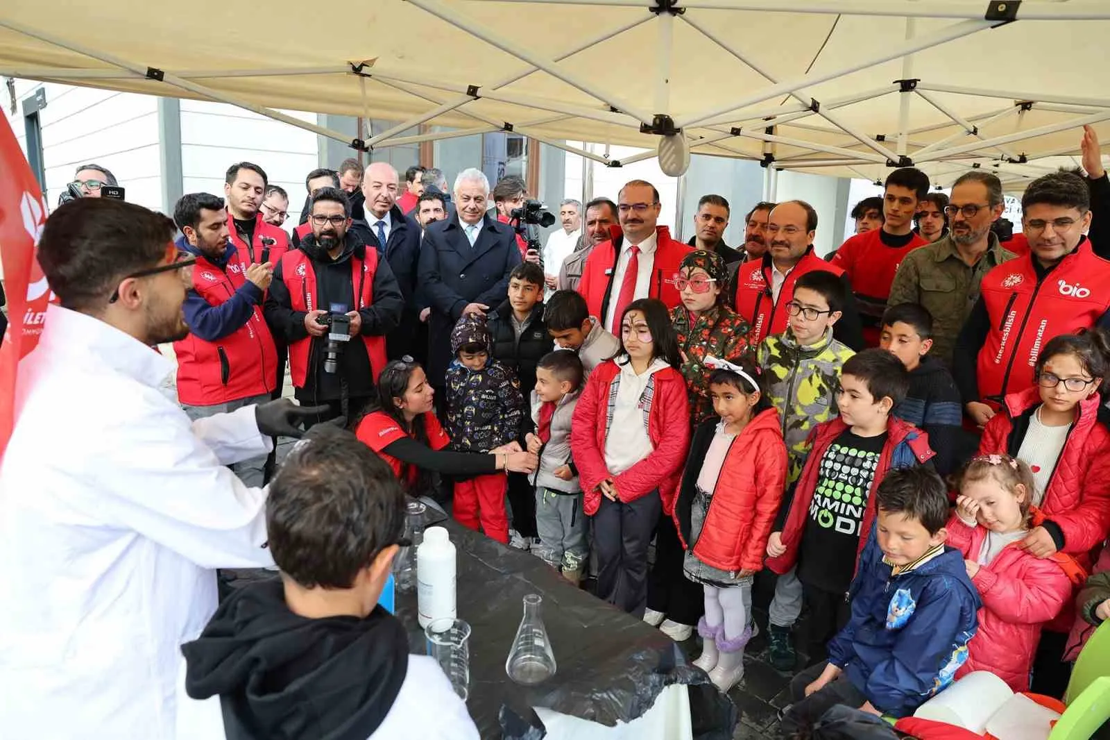 ATATÜRK ÜNİVERSİTESİ İLE ERZURUM TEKNİK ÜNİVERSİTESİ İŞ BİRLİĞİNDE DÜZENLENEN “TARIM VE HAYVANCILIKTA DİJİTALLEŞME” PROGRAMI, BİLİM İLE ÜRETİCİYİ AYNI SAHADA BULUŞTURDU.