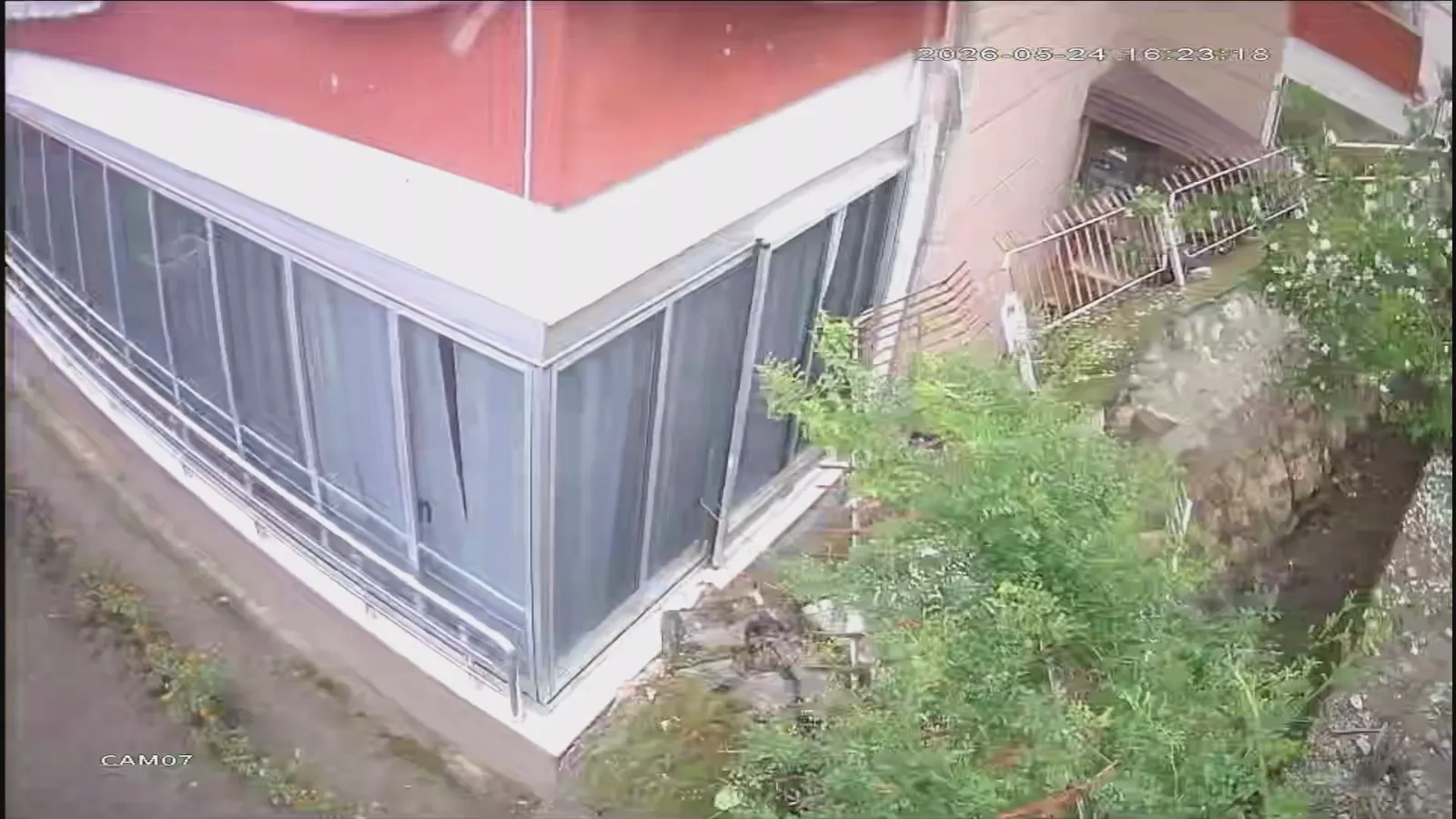 Amasya'da apartman duvarı saniyeler içinde çöktü