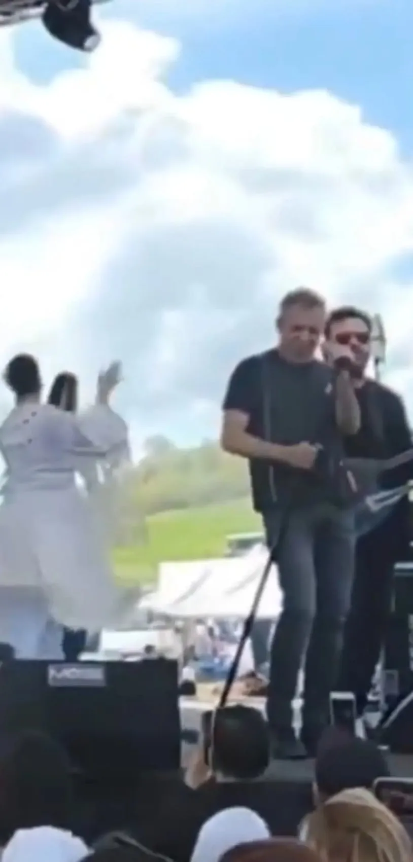 Haluk Levent konser sırasında rahatsızlandı! "Yaklaşık 10 dakikadır acayip ağrıyor" 1