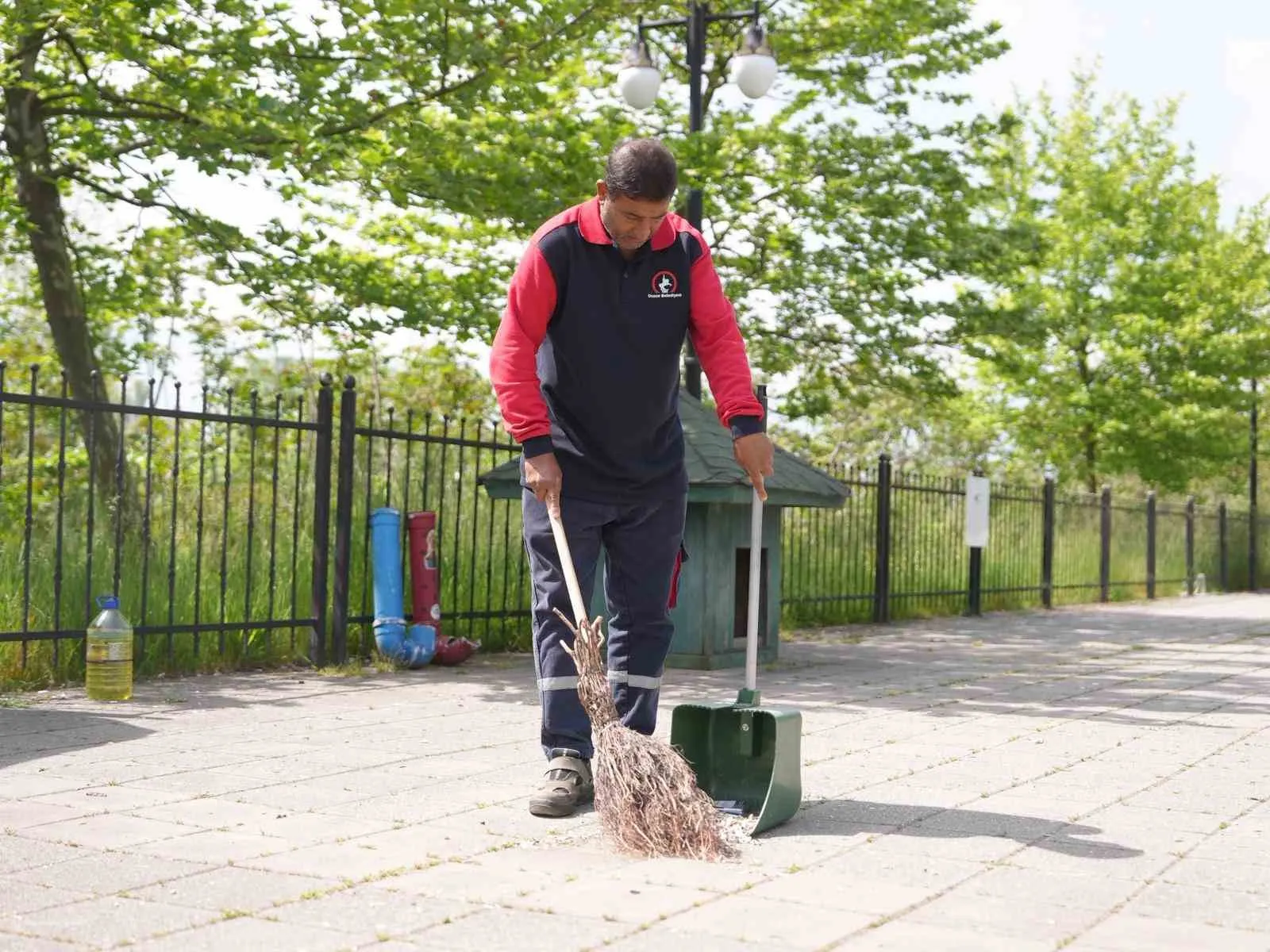 DÜZCE BELEDİYESİ, ORTAK KULLANIM ALANLARINDA VE ÖZELLİKLE PARKLARDA TEMİZLİK ÇALIŞMALARINI ARALIKSIZ SÜRDÜRÜRKEN SON OLARAK MELEN SU PARK PİKNİK ALANLARINDA KAYDEDİLEN GÖRÜNTÜLER İZLEYENLERİ HEM ÜZDÜ HEM DE KIZDIRDI.