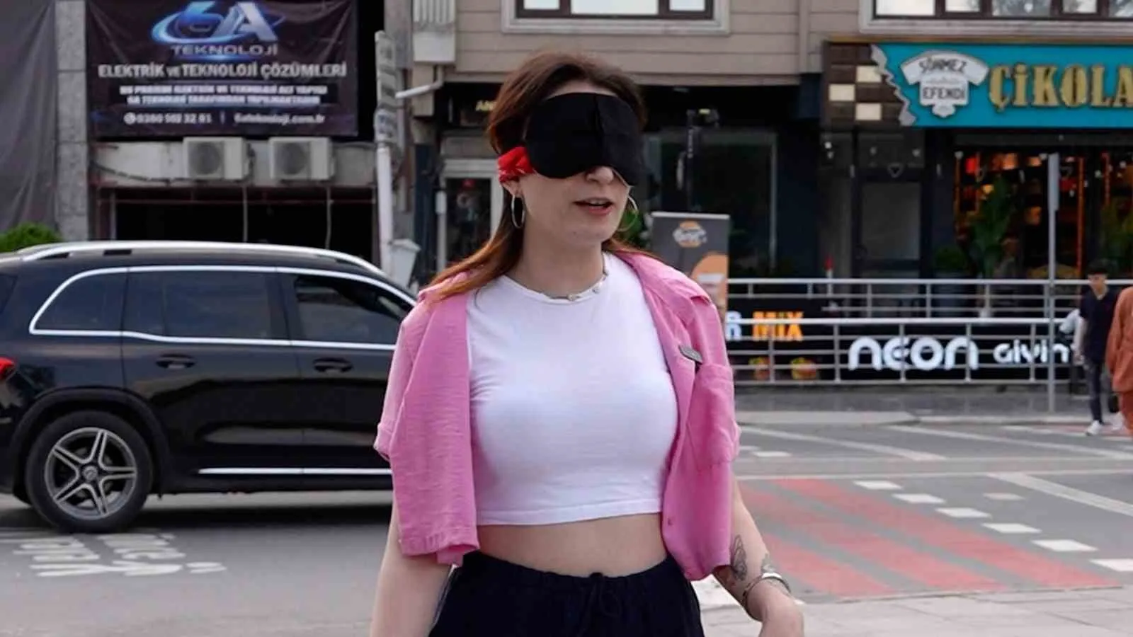 MİLLET BAHÇESİ VE ANITPARK MEYDANI’NDA GERÇEKLEŞTİRİLEN ETKİNLİKLERDE VATANDAŞLARIN ENGELLİ BİREYLERİN GÜNLÜK YAŞAMDA KARŞILAŞTIĞI ZORLUKLARI DAHA YAKINDAN HİSSETMELERİ AMAÇLANDI.