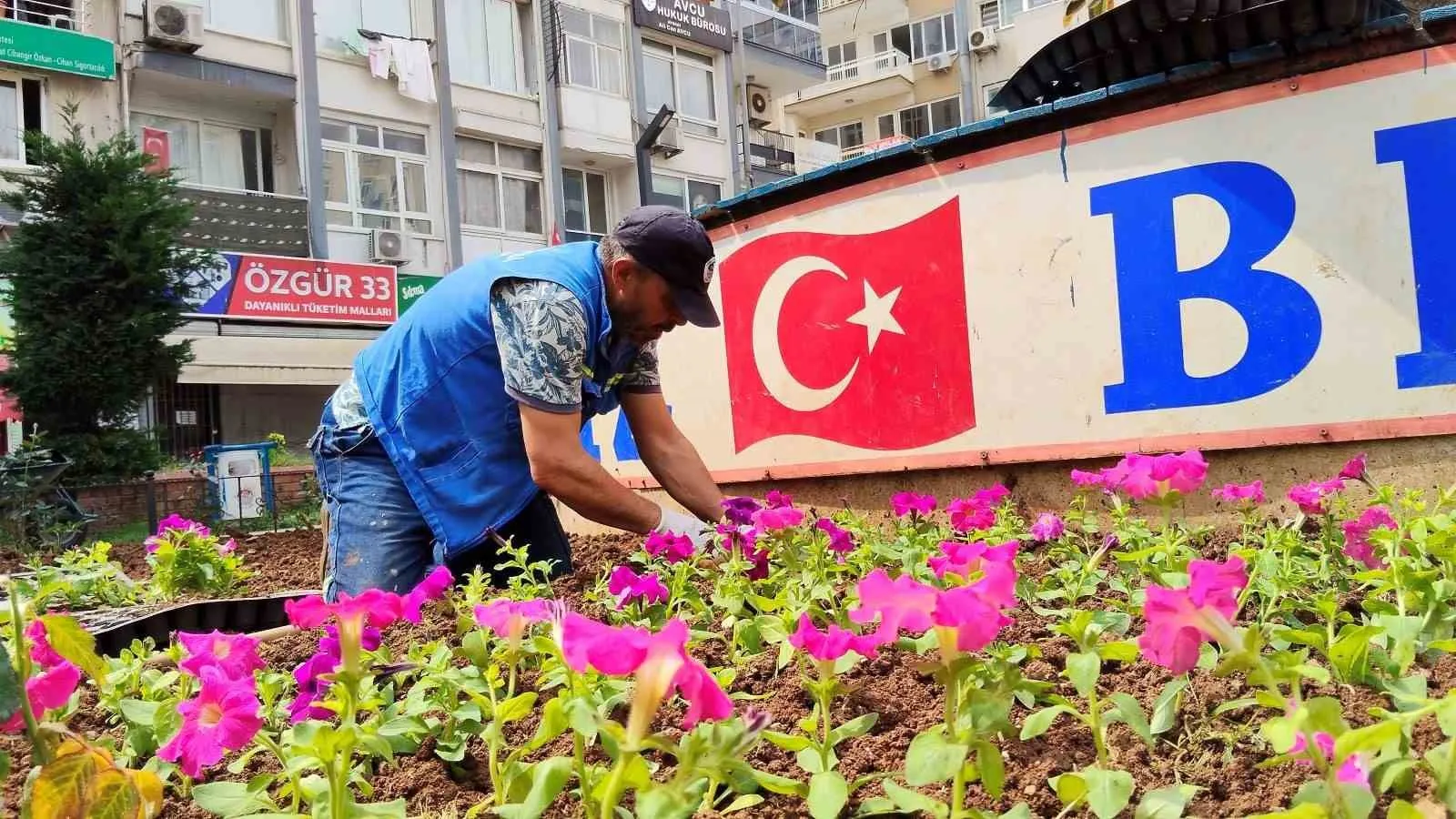 MERSİN'İN MERKEZ İLÇE AKDENİZ BELEDİYESİ, BAHARIN GELİŞİYLE BİRLİKTE İLÇE GENELİNDEKİ PARK, YEŞİL ALAN VE DİNLENME NOKTALARINDA KAPSAMLI BAKIM VE PEYZAJ ÇALIŞMASI BAŞLATTI.